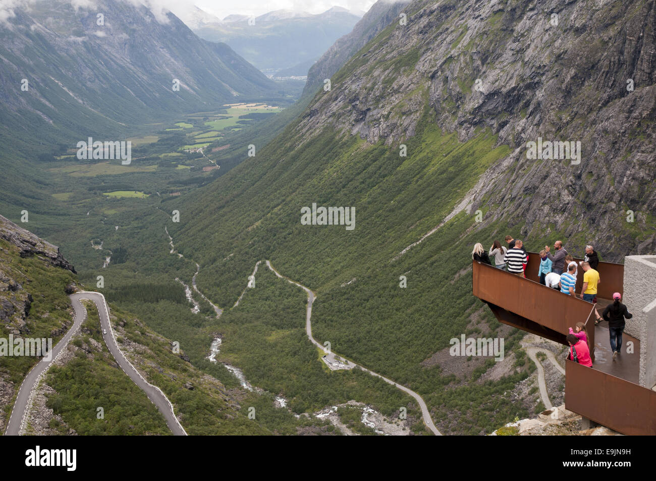 Blick über Isterdalen Tal und die berühmte Straße Trollstigen, Norwegen Stockfoto