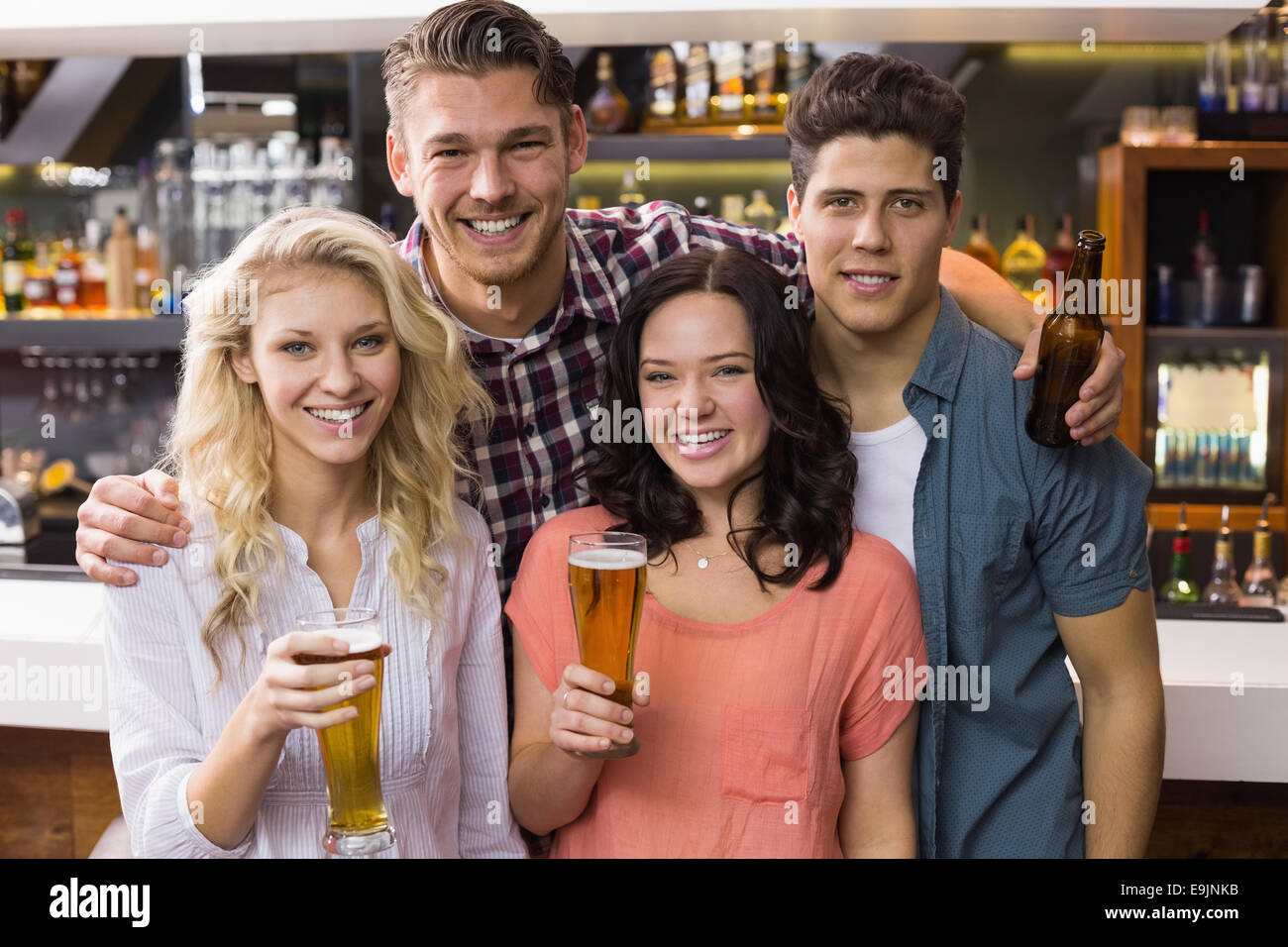 Junge freunde trinken Fotos und Bildmaterial in hoher Auflösung Alamy