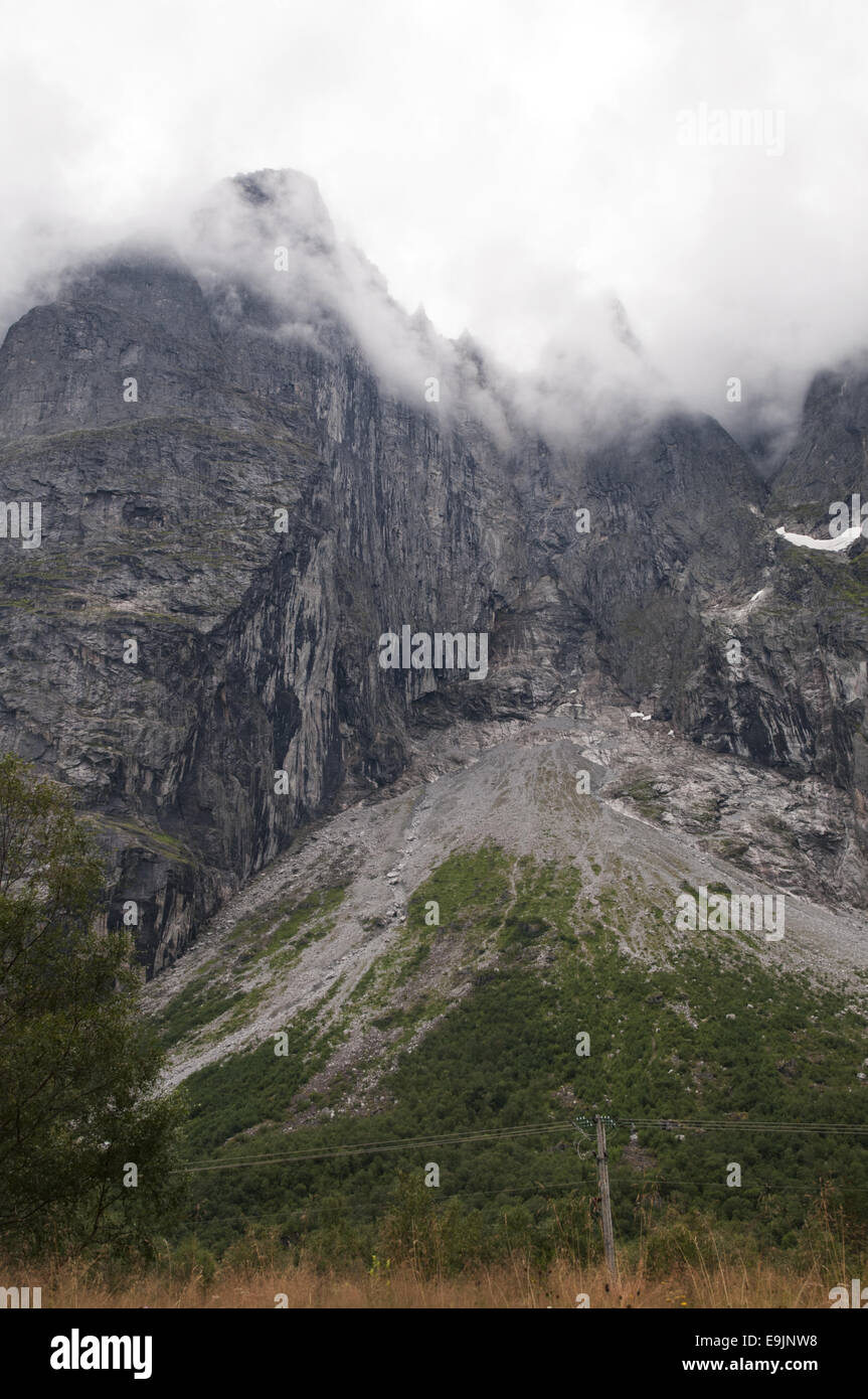 Die Troll Wand und Troll Gipfel in Romsdalen Tal in Norwegen. Stockfoto