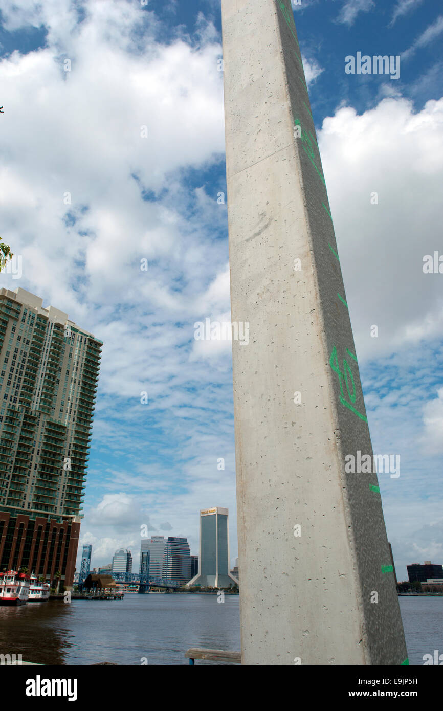 DER MEERESSPIEGEL ANSTEIGEN PROJEKTION GRAFFITI AUF SPALTE DOWNTOWN SKYLINE ST. JOHNS RIVER JACKSONVILLE FLORIDA USA Stockfoto