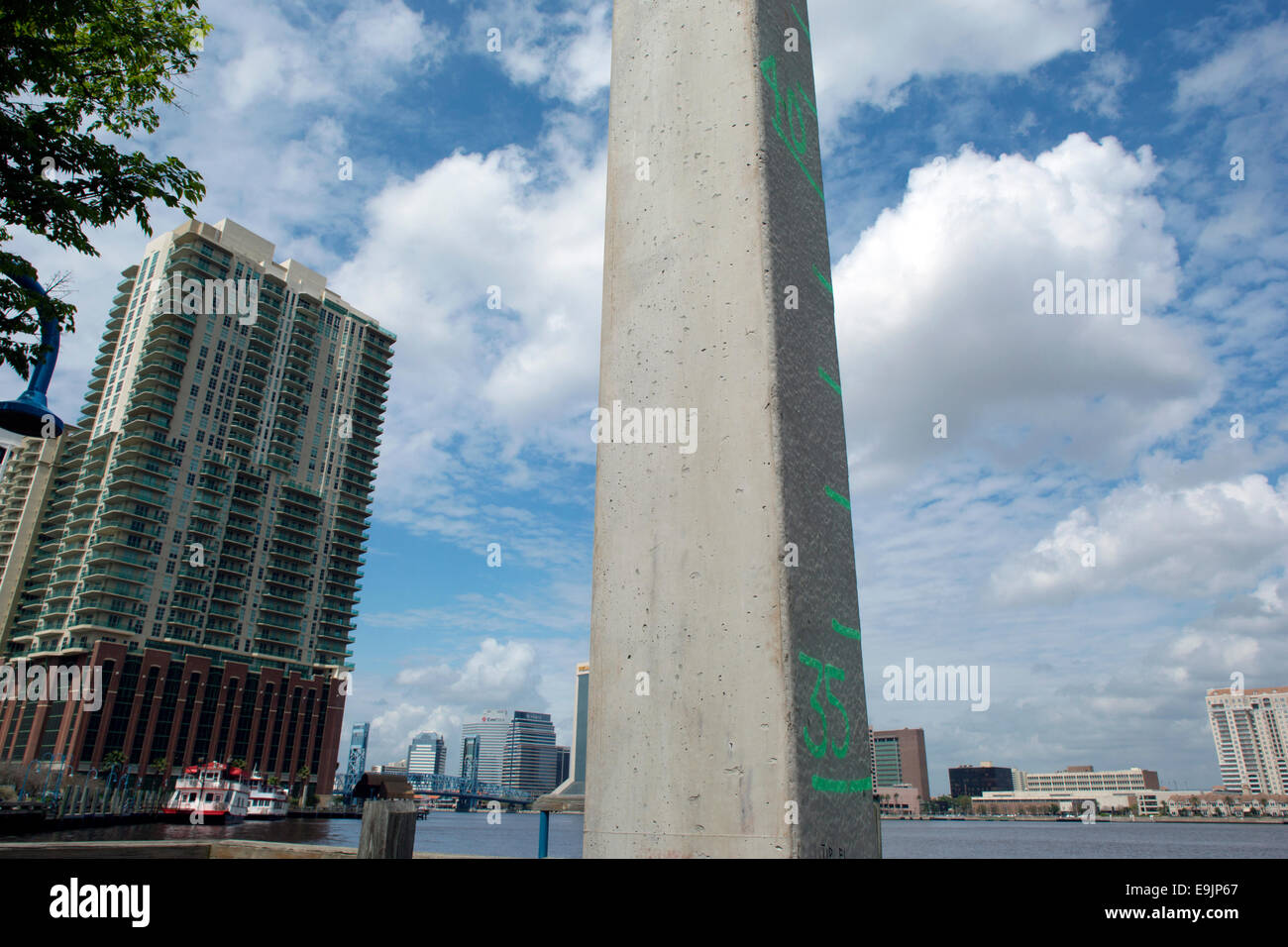 DER MEERESSPIEGEL ANSTEIGEN PROJEKTION GRAFFITI AUF SPALTE DOWNTOWN SKYLINE ST. JOHNS RIVER JACKSONVILLE FLORIDA USA Stockfoto