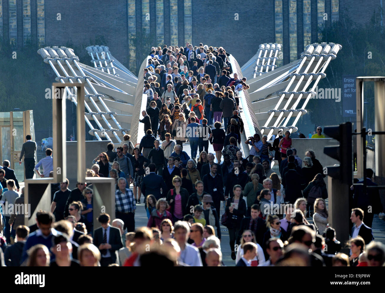 London, England, Vereinigtes Königreich. Massen der Millennium-Brücke, gesehen von St. Pauls Blick auf Tate Modern Galerie Stockfoto