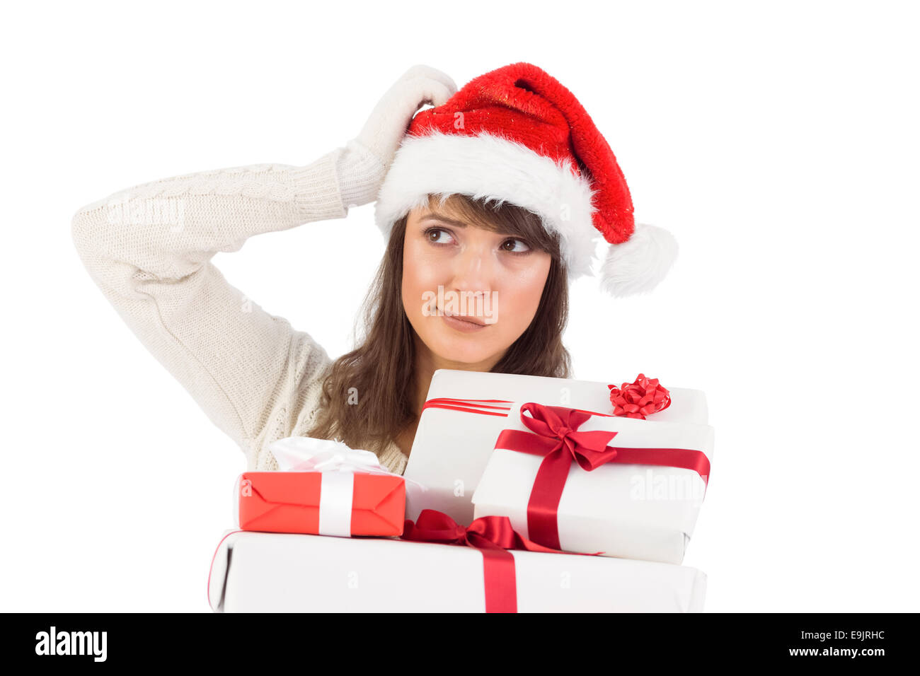 Weihnachtsfrau Kopf kratzen und hält Geschenke Stockfoto