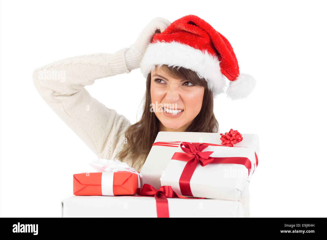 Niedliche Brünette Kopf kratzen und hält Geschenke Stockfoto