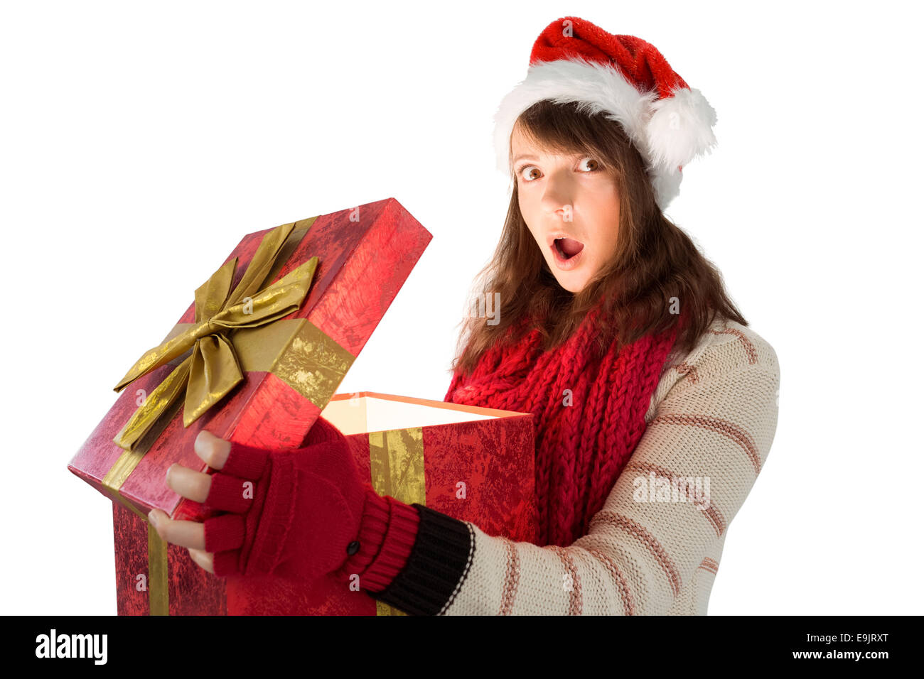 Junge Frau, die Eröffnung einer glühenden Weihnachtsgeschenk Stockfoto