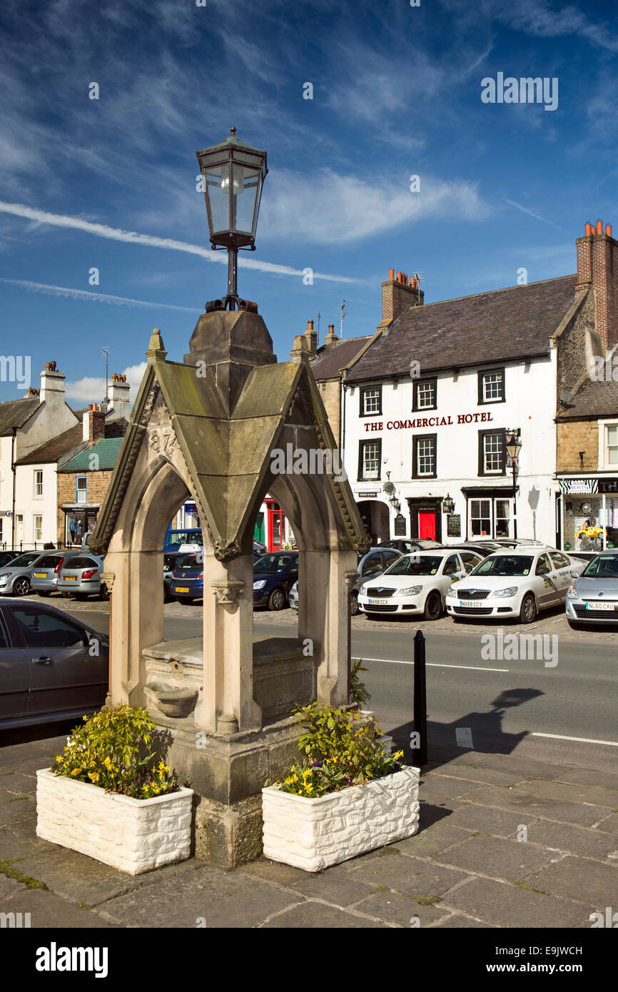 UK, County Durham, Barnard Castle, Galgate, alten Brunnen in der Horsemarket Stockfoto
