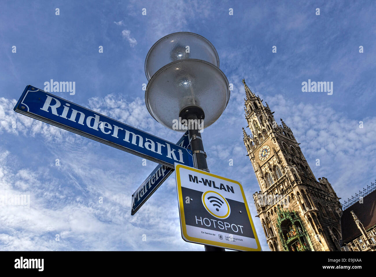 Straße und W-LAN Hotspot Schilder mit dem neuen Rathaus, München, Oberbayern, Deutschland, Europa. Stockfoto