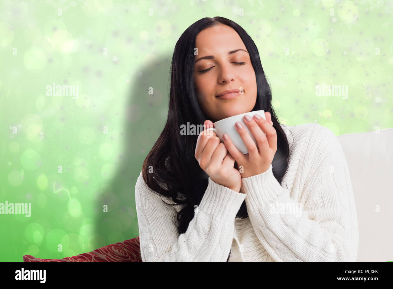 Zusammengesetztes Bild der Frau, die einen schönen Drink Stockfoto