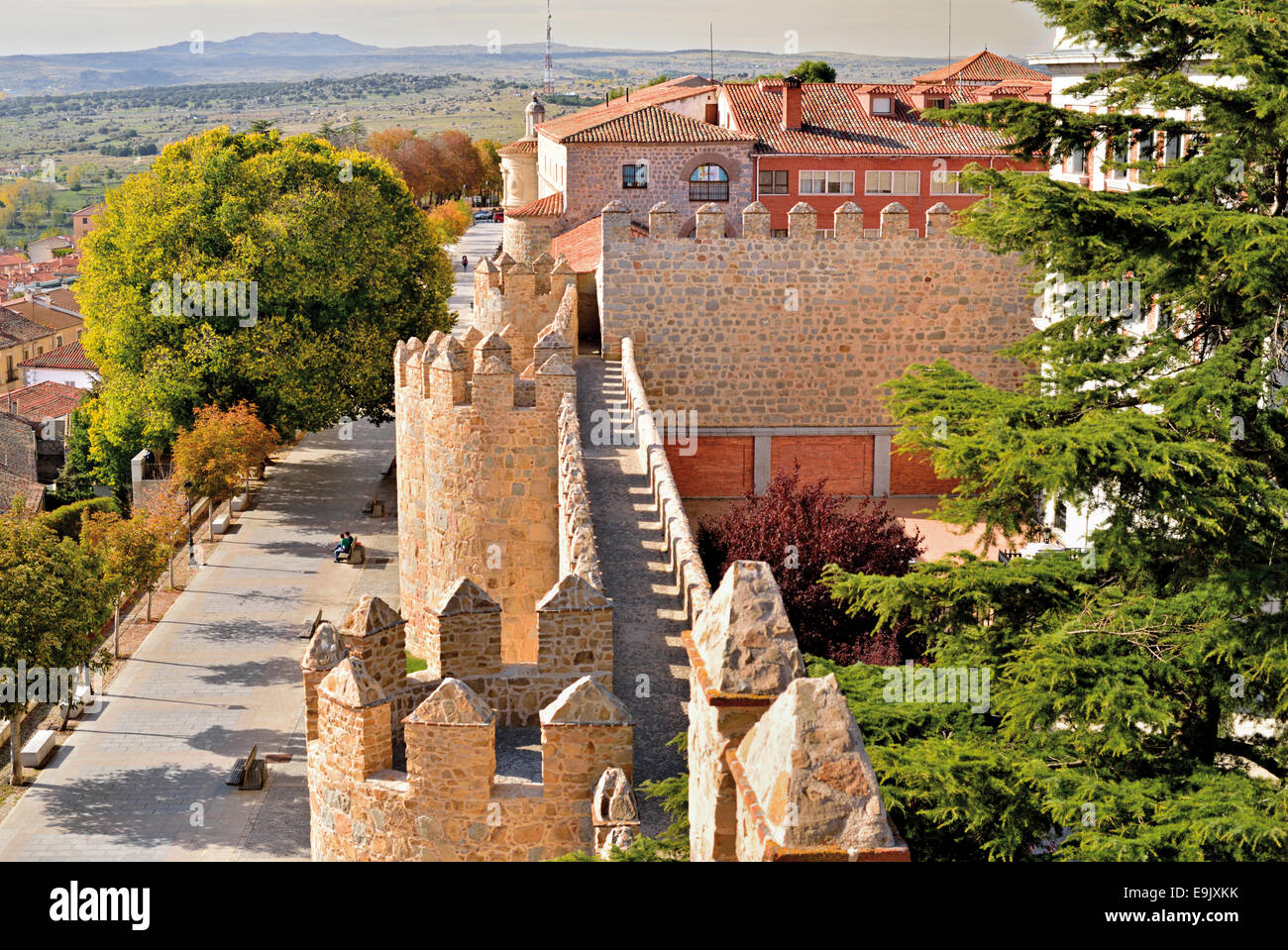 Spanien, Kastilien-León: Blick vom Turm der mittelalterlichen Stadtmauer in Welt Erbe Stadt Ávila auf den Paseo del Rastro Stockfoto