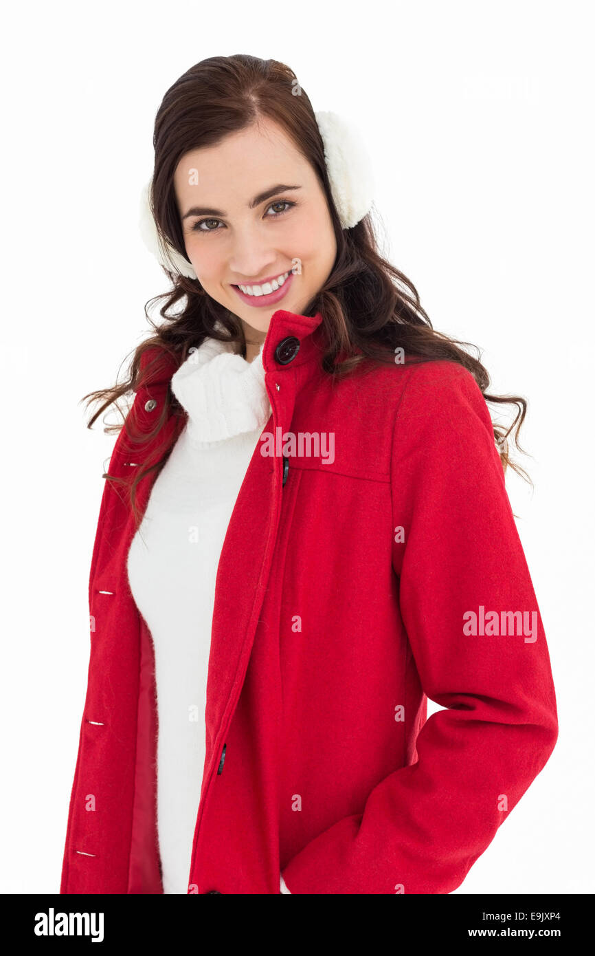 Lächelnde Brünette posiert mit Winterbekleidung Stockfoto