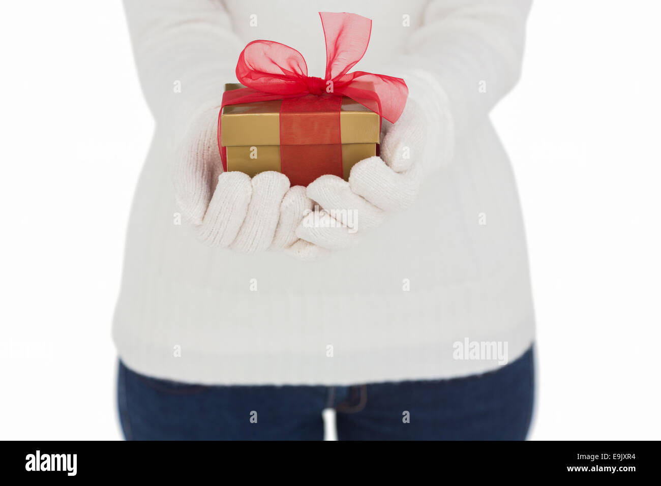 Frau in weißen Handschuhen mit Geschenk Stockfoto