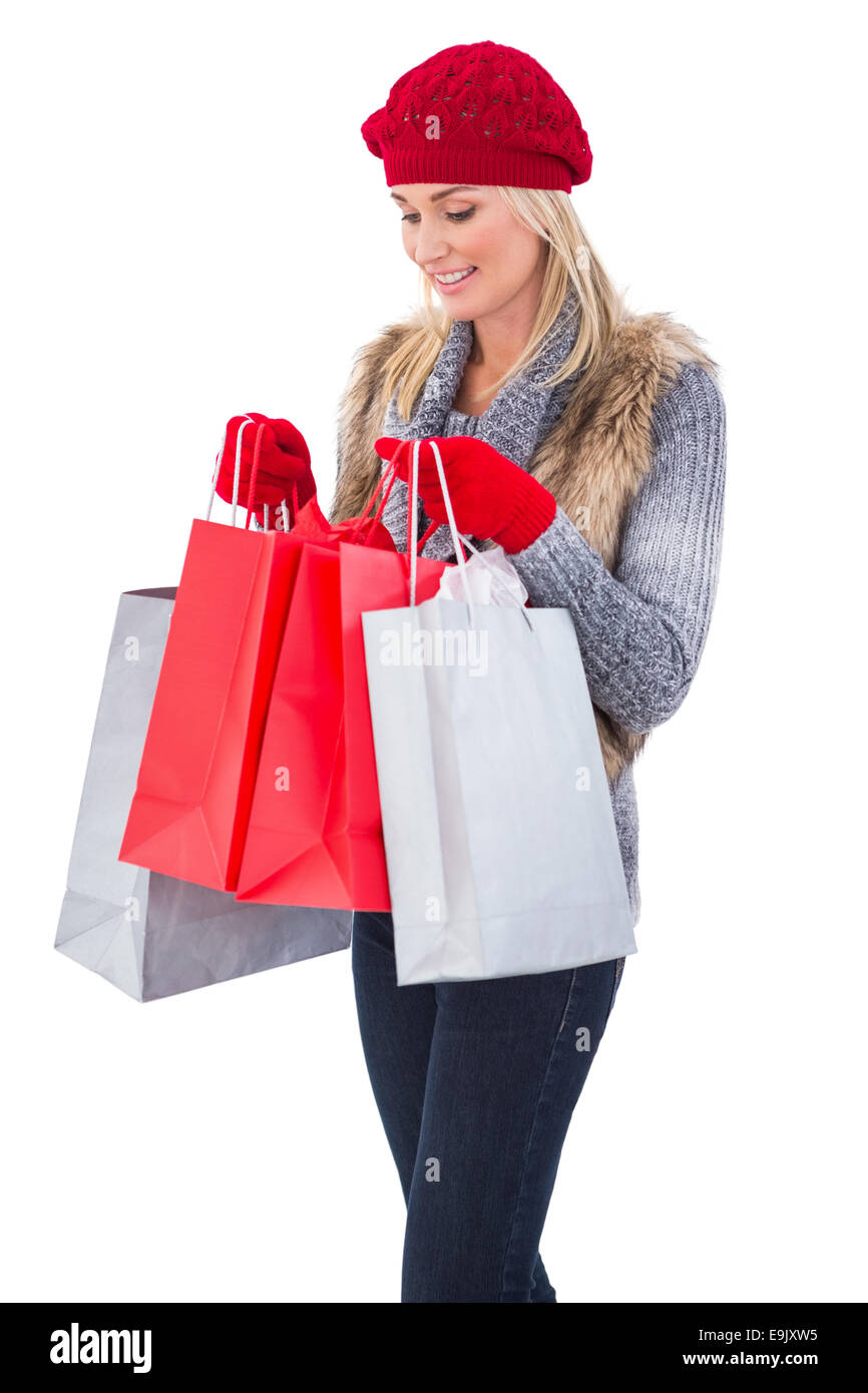 Blondine in Winterkleidung mit Einkaufstüten Stockfoto