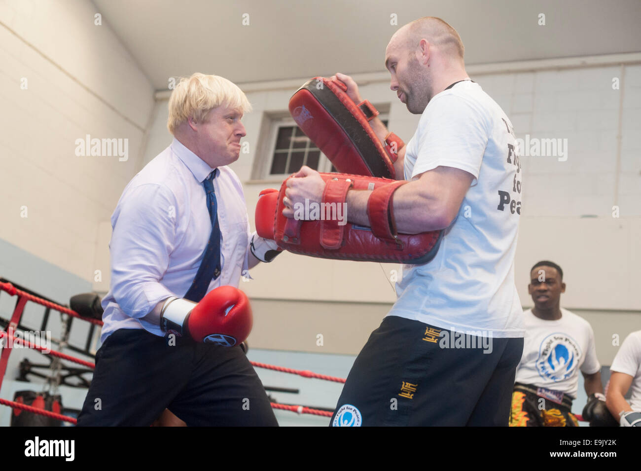 Newham, London, UK. 28. Oktober 2014. Boris Johnson besucht eine Trainingseinheit im Kampf für Peace Academy in Newham. Kampf um Frieden verwendet Boxen und Kampfsport kombiniert mit Ausbildung und persönliche Entwicklung das Potenzial junger Menschen in der Gemeinde von Kriminalität und Gewalt bedroht. Zuerst in Rio 2000 gegründet von Luke Dowdney MBE, wurde 2007 in Newham repliziert. Es ist jetzt expandiert weltweit und begann, Roll-out in ganz Großbritannien im Mai 2014. Bildnachweis: Lee Thomas/Alamy Live-Nachrichten Stockfoto