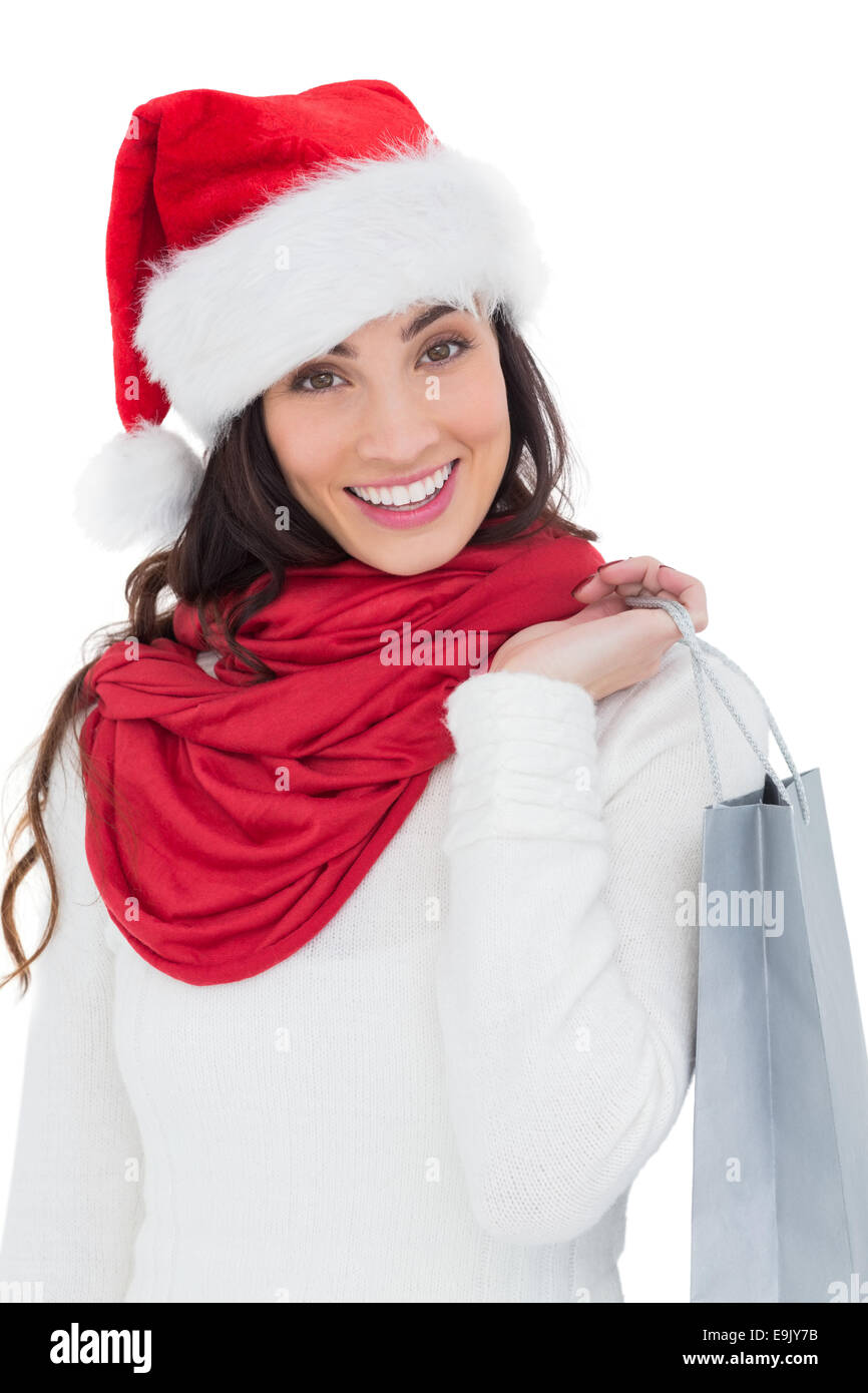 Festliche Brünette in Winterbekleidung holding Einkaufstasche Stockfoto