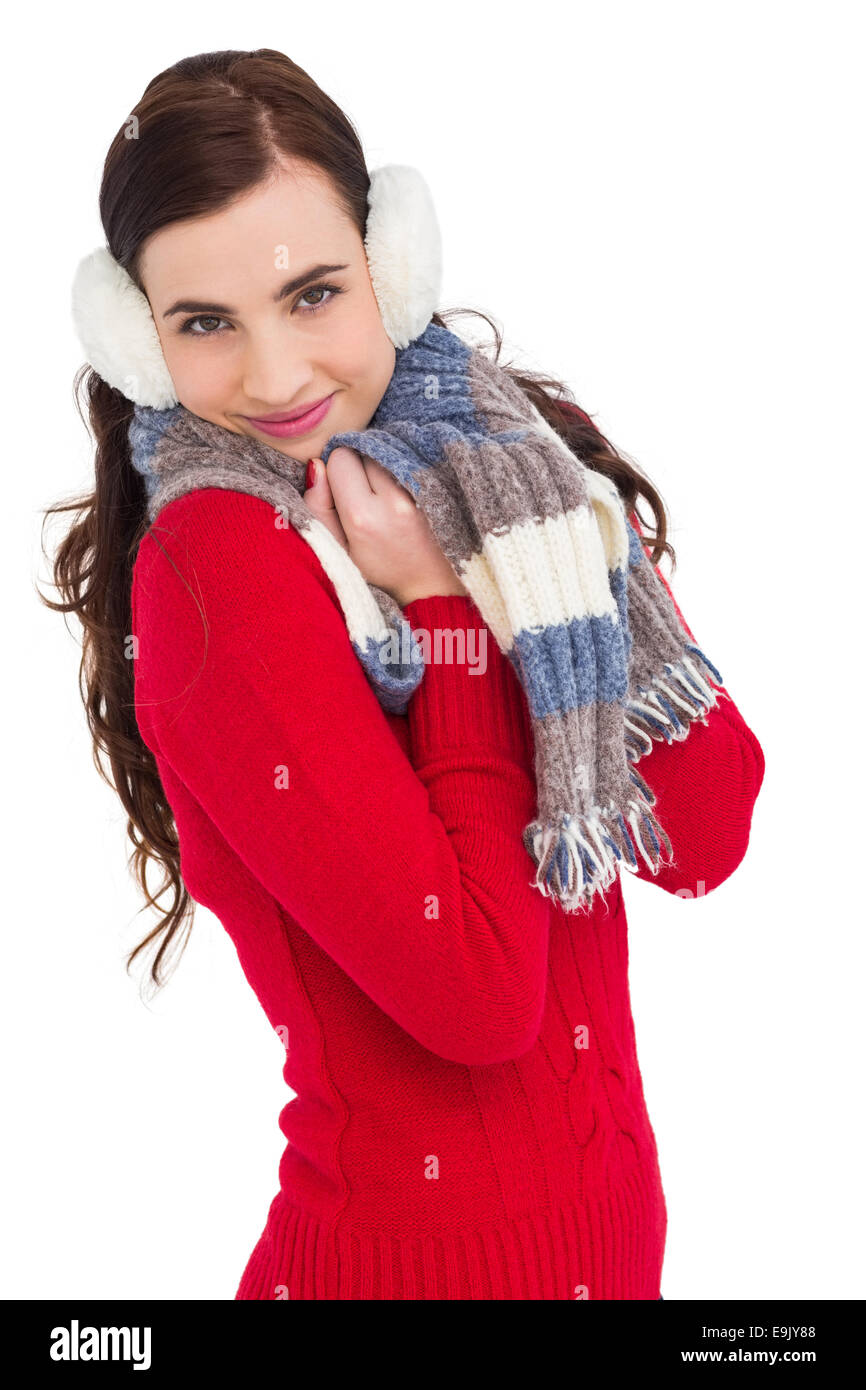 Hübsche Brünette im Winter tragen lächelnd in die Kamera Stockfoto