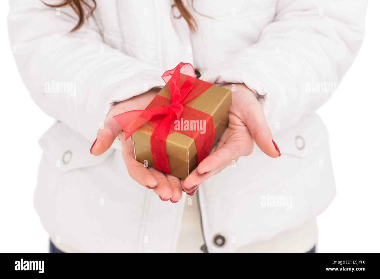 Frau im weißen Kittel mit Geschenk Stockfoto
