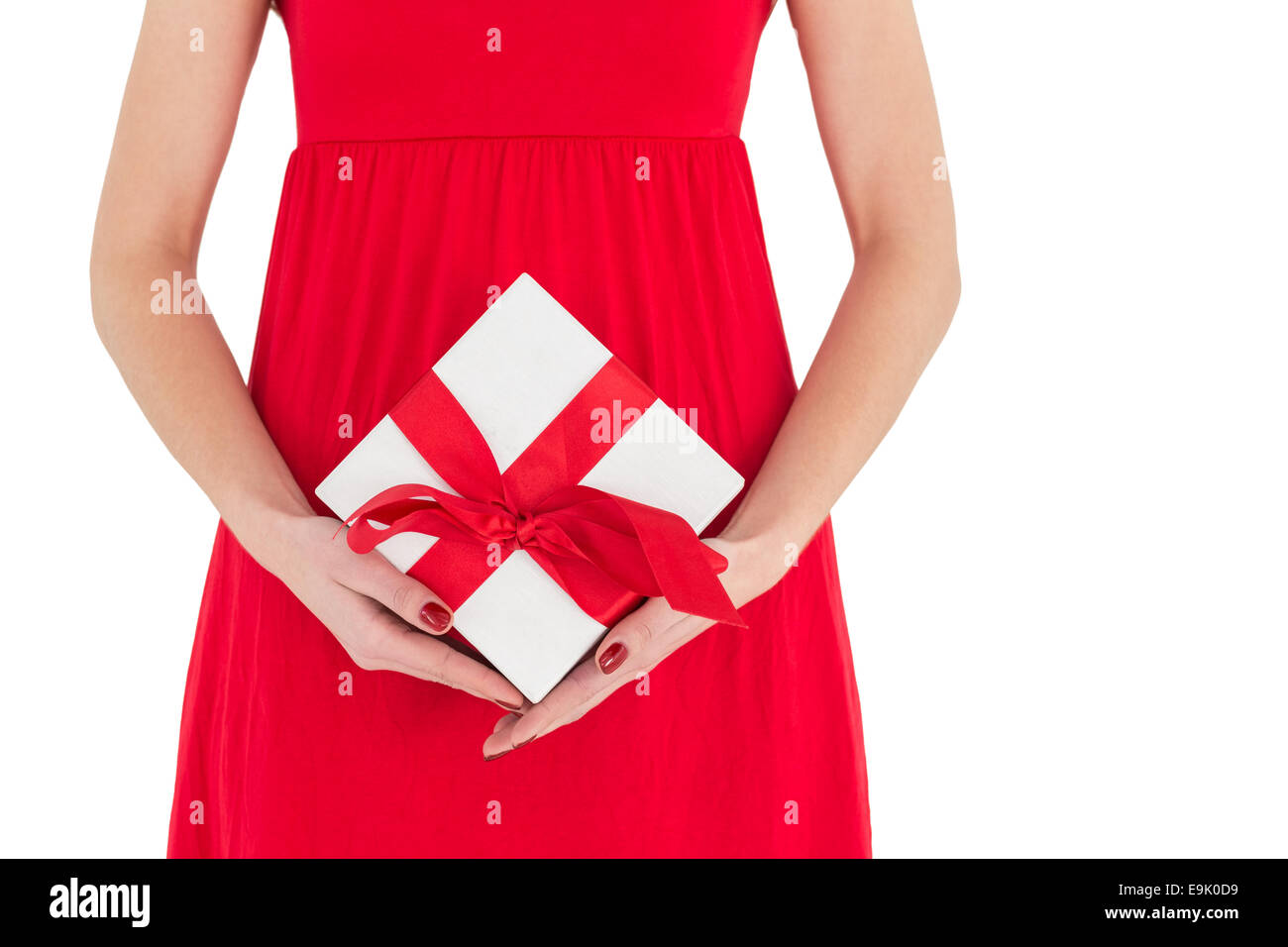 Frau im roten Kleid Holding Geschenk Stockfoto