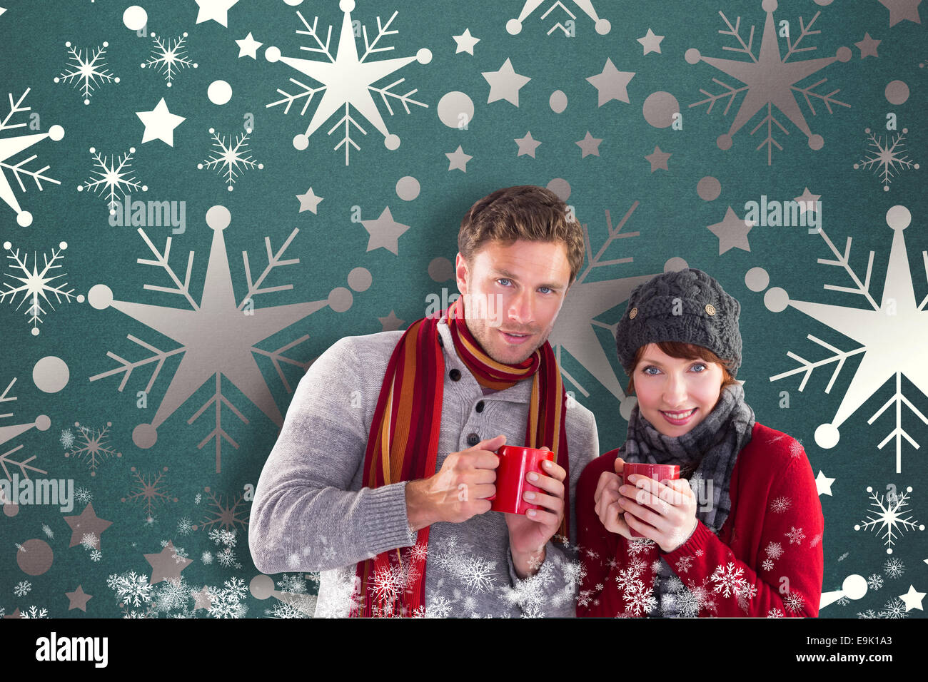 Zusammengesetztes Bild des Paares beide haben warme Getränke Stockfoto