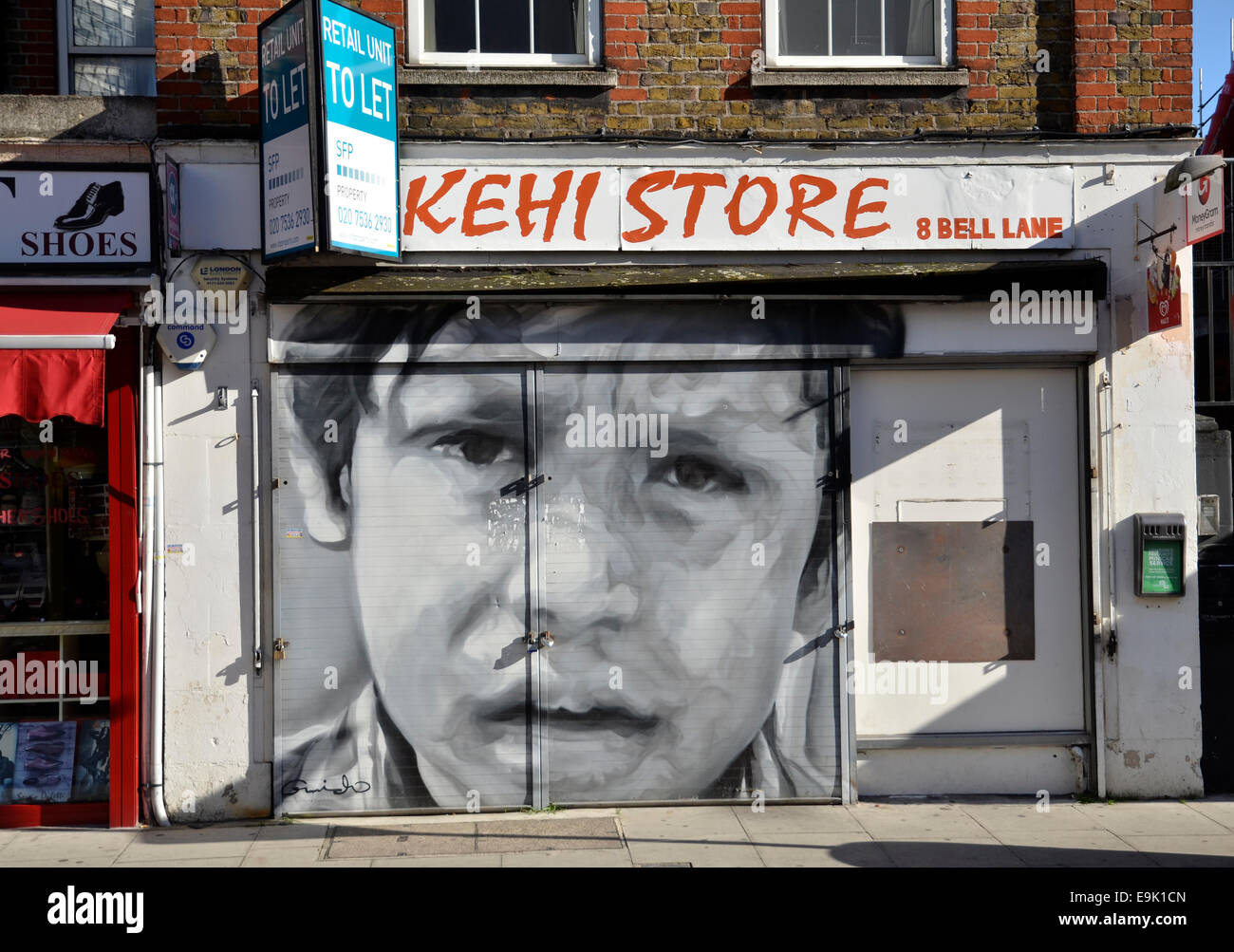In Streetart Grafitti bedeckt einen verlassenen Geschäftsräume in Bell Lane, Spitalfields, London Stockfoto