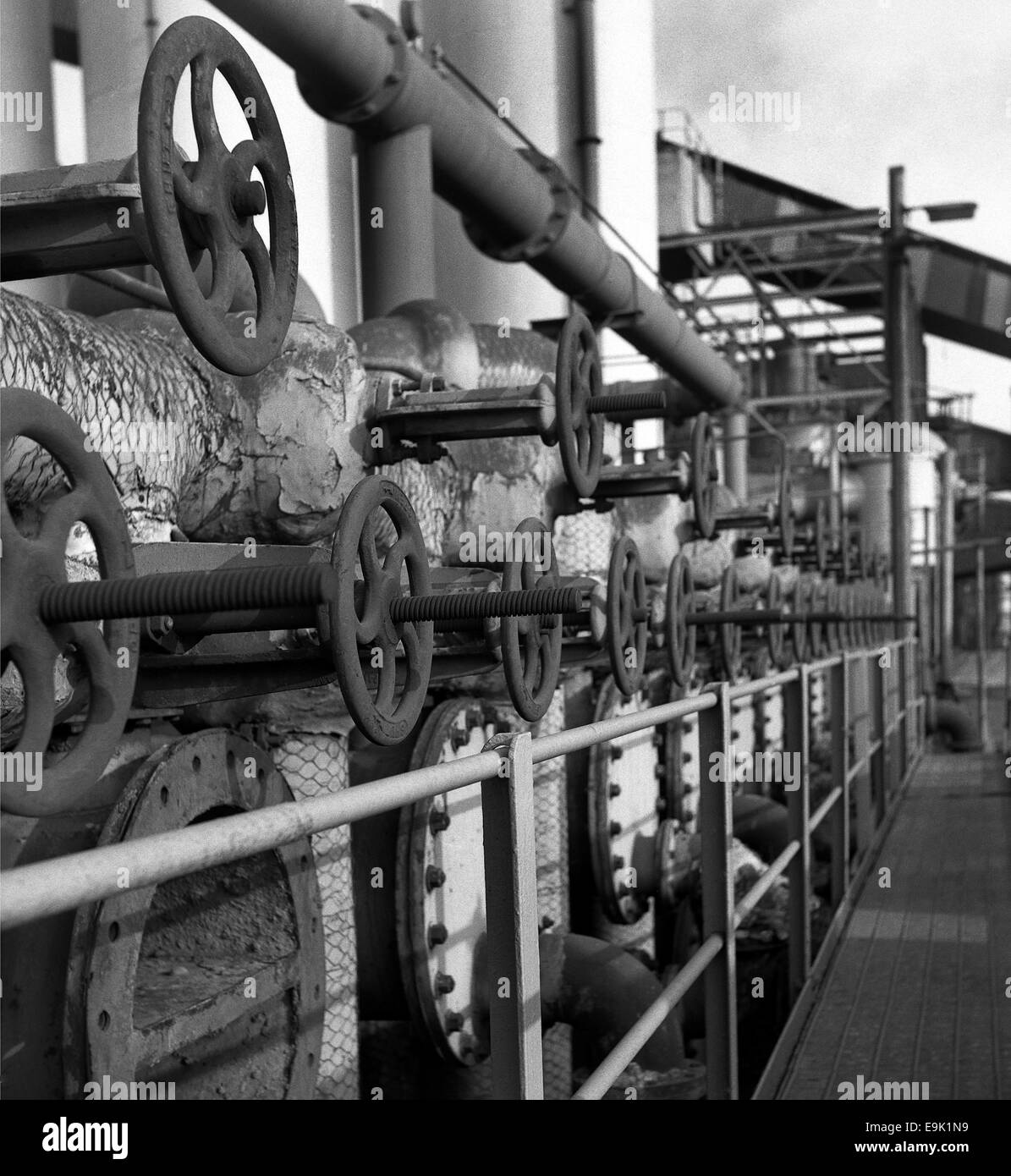 Ventile und Rohre auf Brennstoffverarbeitung Destillationsanlage. Stockfoto