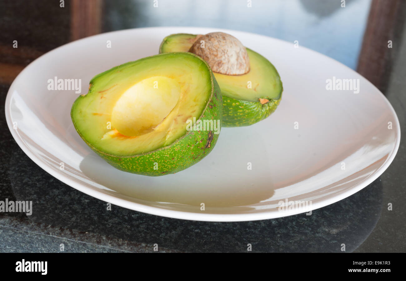 Avocado auf einem Teller. Stockfoto