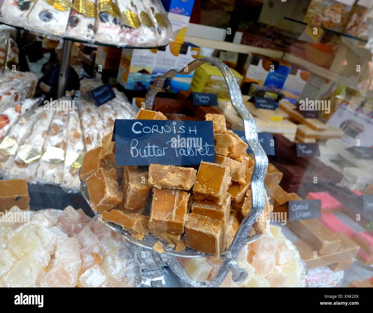 Kornisches Fudge und verschiedene Süßwaren auf den Verkauf in einem Schaufenster St Ives Cornwall England uk Stockfoto