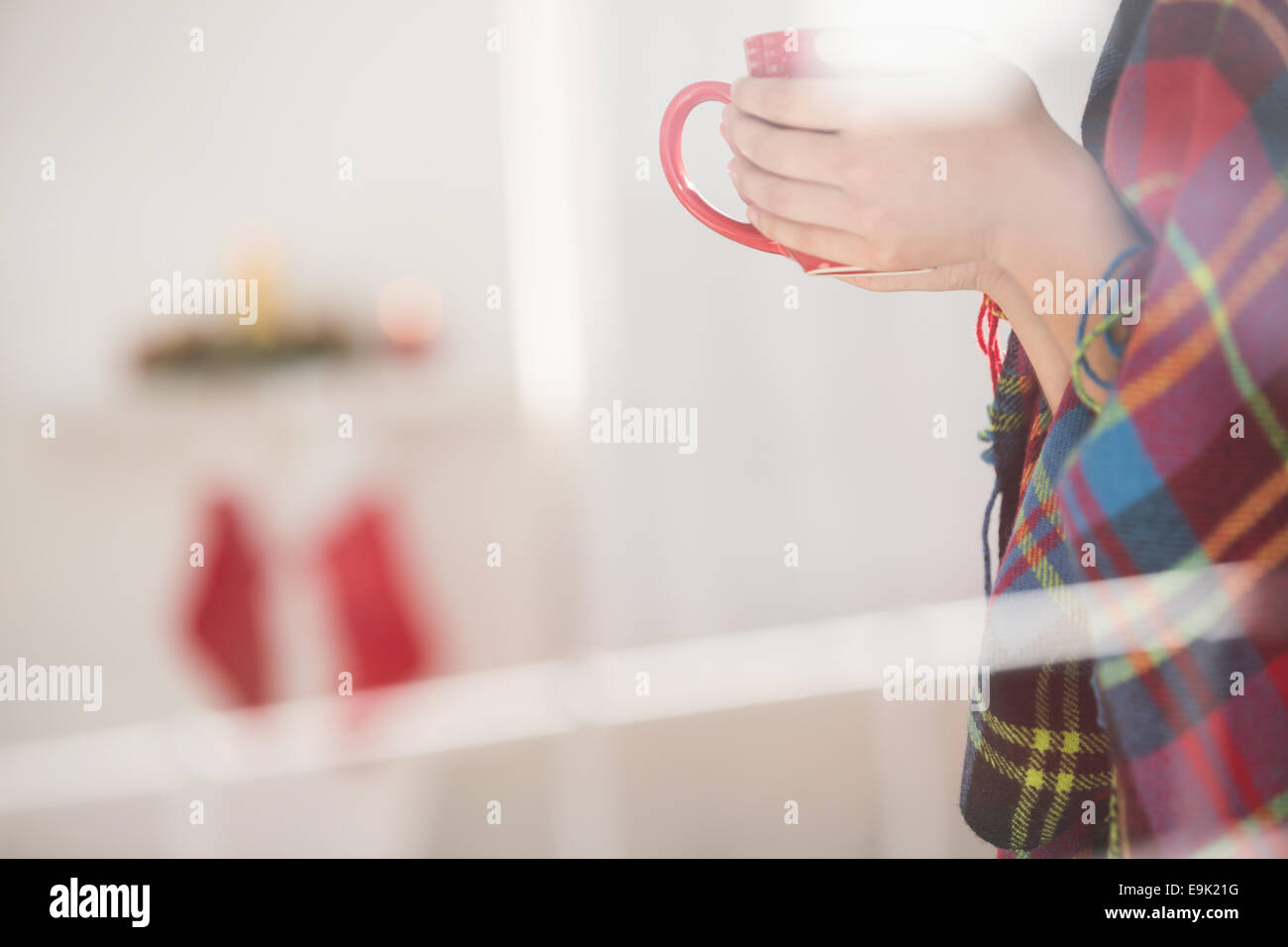 Frau mit Deckel hält Becher Stockfoto