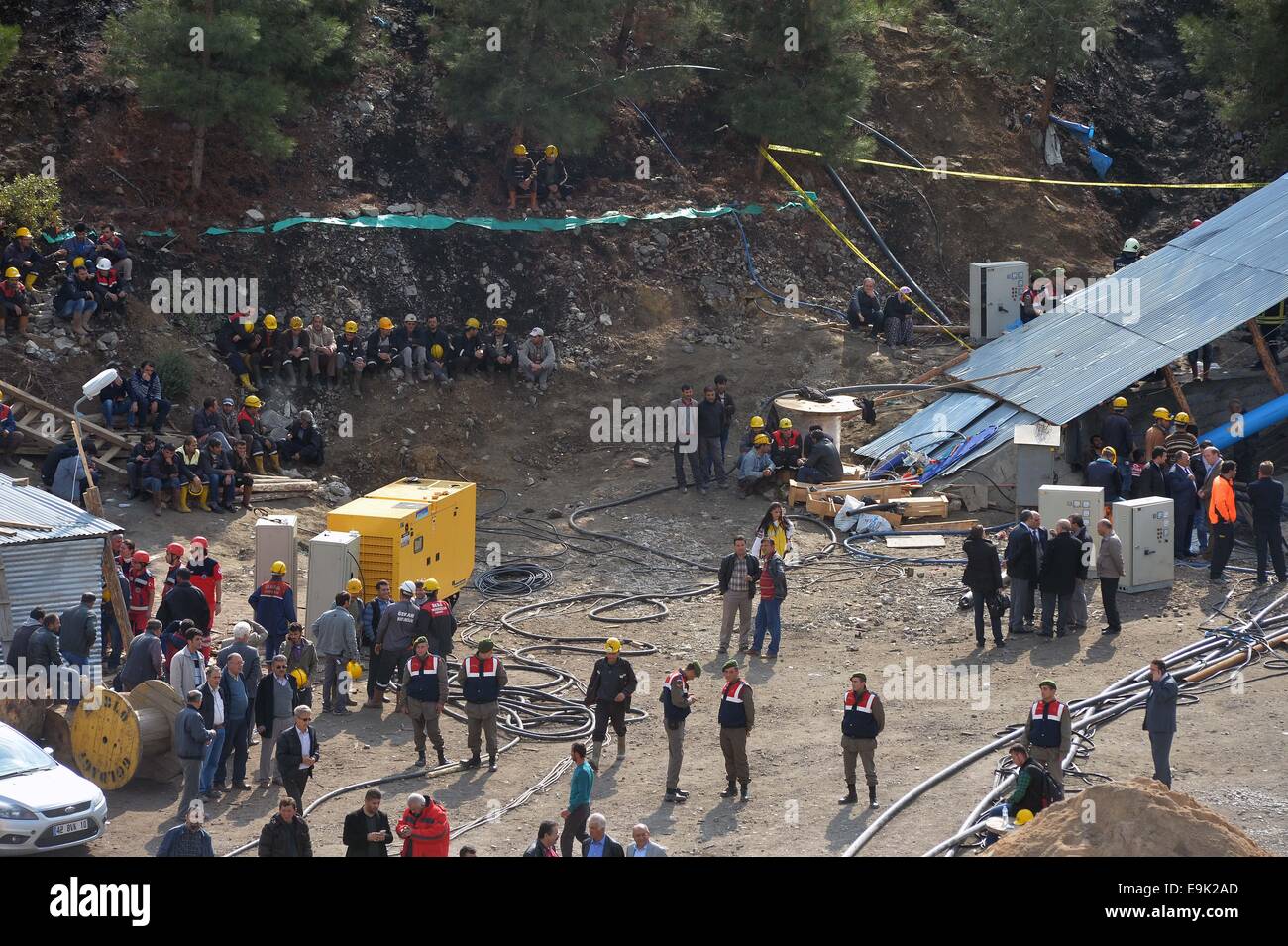 Karaman, Türkei. 28. Oktober 2014. Retter weiter, dass ihre Bemühungen, Bergleute zu retten u-Bahn in Karaman Provinz in Zentral-Türkei, 29. Oktober 2014 eingeschlossen. Achtzehn Bergleute waren gefangen in einem eingestürzten Kohlebergwerk in Karaman Provinz im Süden der Türkei am Dienstag, sagte Trukish Behörden. Hoffnungen sind dimmen, da gab es keinen Kontakt mit der Bergleute seit Dienstag, wenn eine Galerie unerwartet war überflutet. Energieminister Taner Yildiz sagte Retter sind noch auf der Suche nach der Quelle der Überschwemmungen. Bildnachweis: Xinhua/Alamy Live-Nachrichten Stockfoto