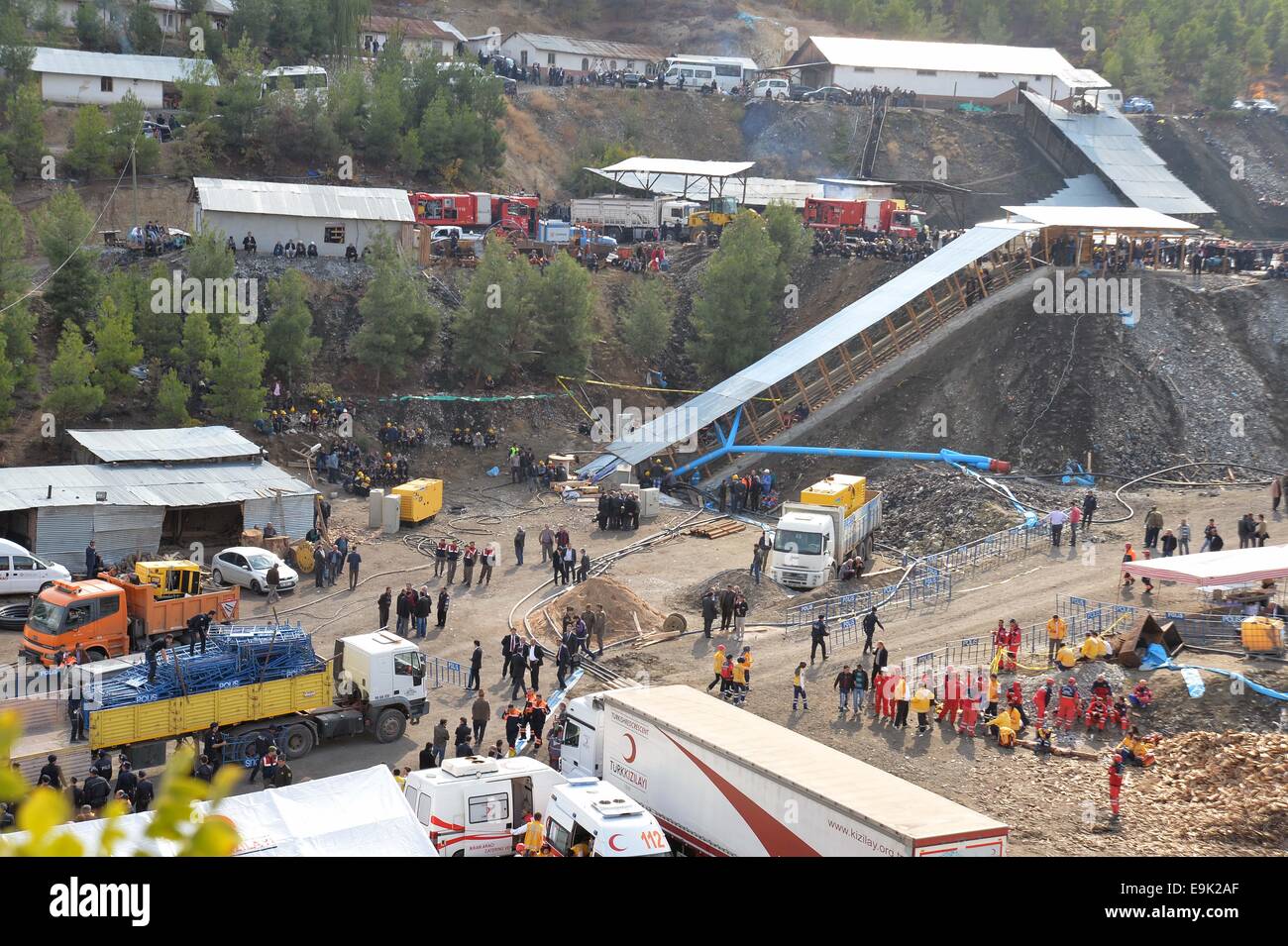 Karaman, Türkei. 28. Oktober 2014. Retter weiter, dass ihre Bemühungen, Bergleute zu retten u-Bahn in Karaman Provinz in Zentral-Türkei, 29. Oktober 2014 eingeschlossen. Achtzehn Bergleute waren gefangen in einem eingestürzten Kohlebergwerk in Karaman Provinz im Süden der Türkei am Dienstag, sagte Trukish Behörden. Hoffnungen sind dimmen, da gab es keinen Kontakt mit der Bergleute seit Dienstag, wenn eine Galerie unerwartet war überflutet. Energieminister Taner Yildiz sagte Retter sind noch auf der Suche nach der Quelle der Überschwemmungen. Bildnachweis: Xinhua/Alamy Live-Nachrichten Stockfoto