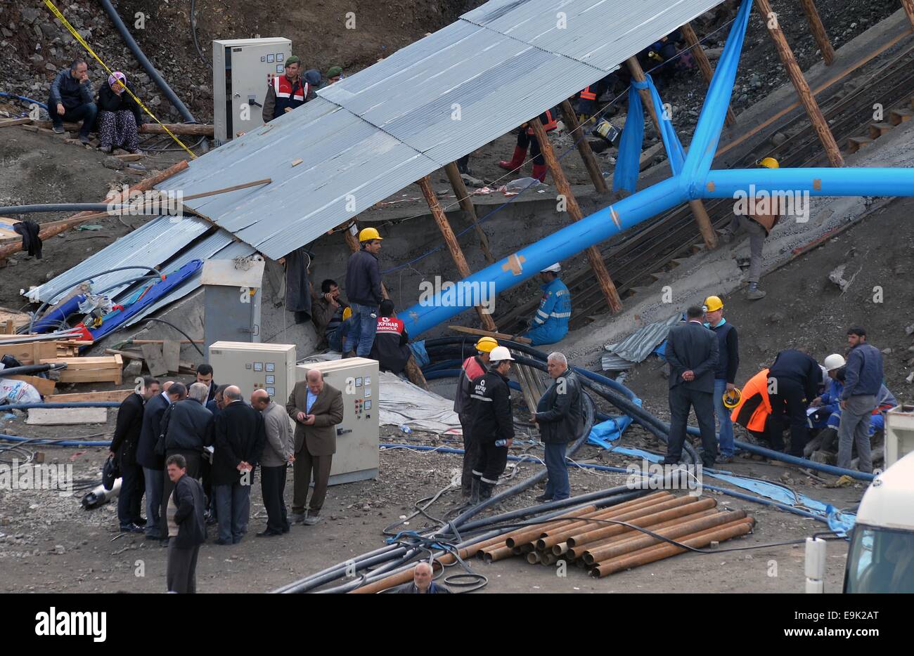 Karaman, Türkei. 28. Oktober 2014. Retter weiter, dass ihre Bemühungen, Bergleute zu retten u-Bahn in Karaman Provinz in Zentral-Türkei, 29. Oktober 2014 eingeschlossen. Achtzehn Bergleute waren gefangen in einem eingestürzten Kohlebergwerk in Karaman Provinz im Süden der Türkei am Dienstag, sagte Trukish Behörden. Hoffnungen sind dimmen, da gab es keinen Kontakt mit der Bergleute seit Dienstag, wenn eine Galerie unerwartet war überflutet. Energieminister Taner Yildiz sagte Retter sind noch auf der Suche nach der Quelle der Überschwemmungen. Bildnachweis: Xinhua/Alamy Live-Nachrichten Stockfoto