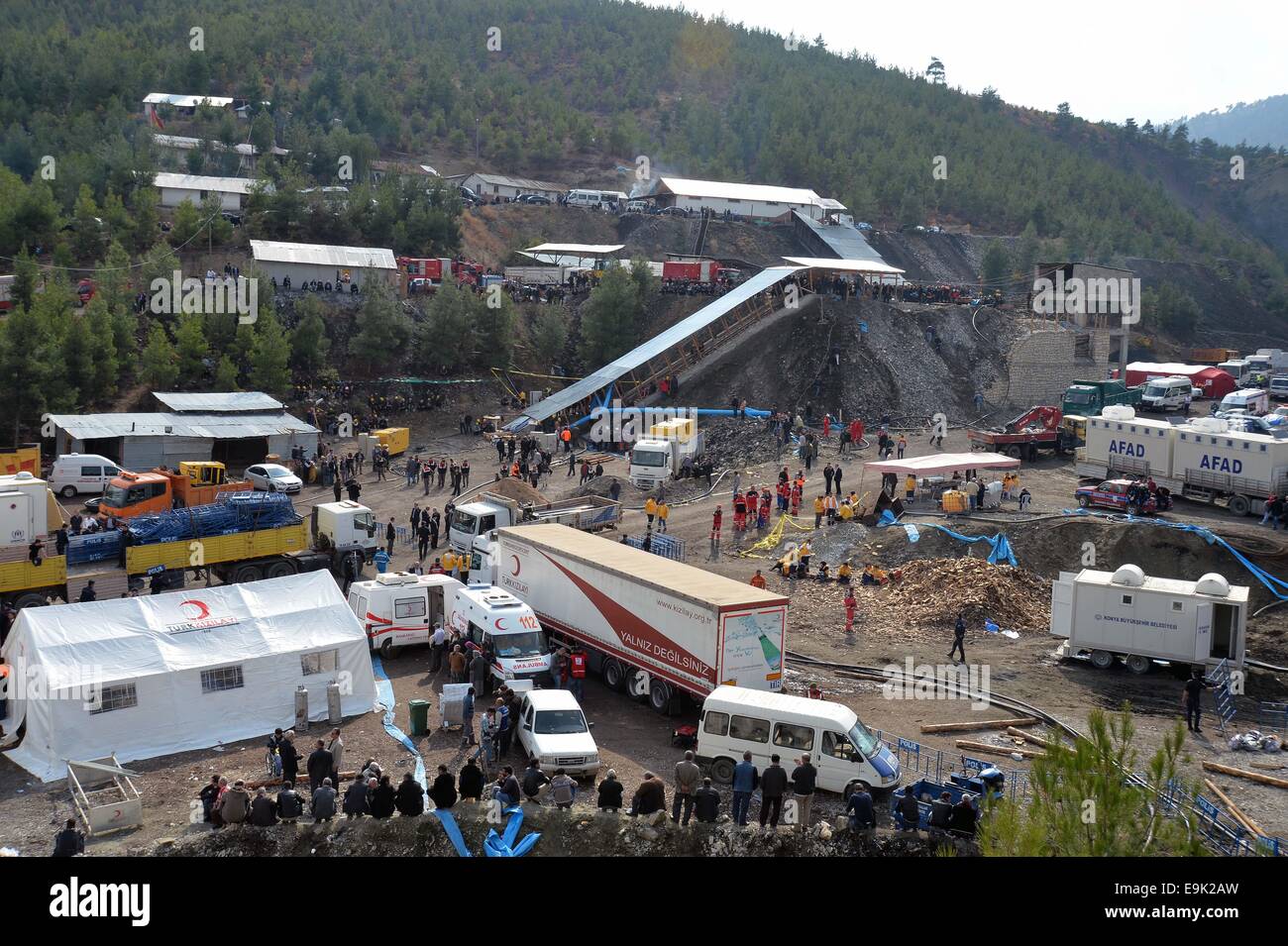 Karaman, Türkei. 28. Oktober 2014. Retter weiter, dass ihre Bemühungen, Bergleute zu retten u-Bahn in Karaman Provinz in Zentral-Türkei, 29. Oktober 2014 eingeschlossen. Achtzehn Bergleute waren gefangen in einem eingestürzten Kohlebergwerk in Karaman Provinz im Süden der Türkei am Dienstag, sagte Trukish Behörden. Hoffnungen sind dimmen, da gab es keinen Kontakt mit der Bergleute seit Dienstag, wenn eine Galerie unerwartet war überflutet. Energieminister Taner Yildiz sagte Retter sind noch auf der Suche nach der Quelle der Überschwemmungen. Bildnachweis: Xinhua/Alamy Live-Nachrichten Stockfoto