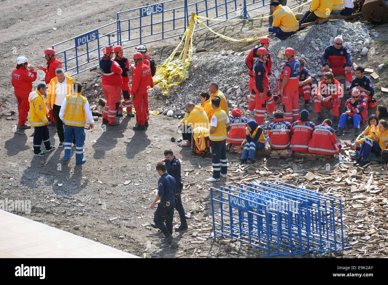 Karaman, Türkei. 28. Oktober 2014. Retter weiter, dass ihre Bemühungen, Bergleute zu retten u-Bahn in Karaman Provinz in Zentral-Türkei, 29. Oktober 2014 eingeschlossen. Achtzehn Bergleute waren gefangen in einem eingestürzten Kohlebergwerk in Karaman Provinz im Süden der Türkei am Dienstag, sagte Trukish Behörden. Hoffnungen sind dimmen, da gab es keinen Kontakt mit der Bergleute seit Dienstag, wenn eine Galerie unerwartet war überflutet. Energieminister Taner Yildiz sagte Retter sind noch auf der Suche nach der Quelle der Überschwemmungen. Bildnachweis: Xinhua/Alamy Live-Nachrichten Stockfoto
