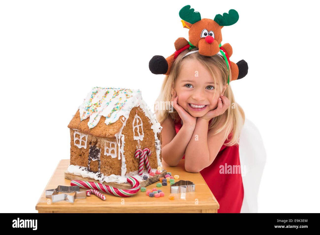 Festliche Mädchen macht Lebkuchenhaus Stockfoto