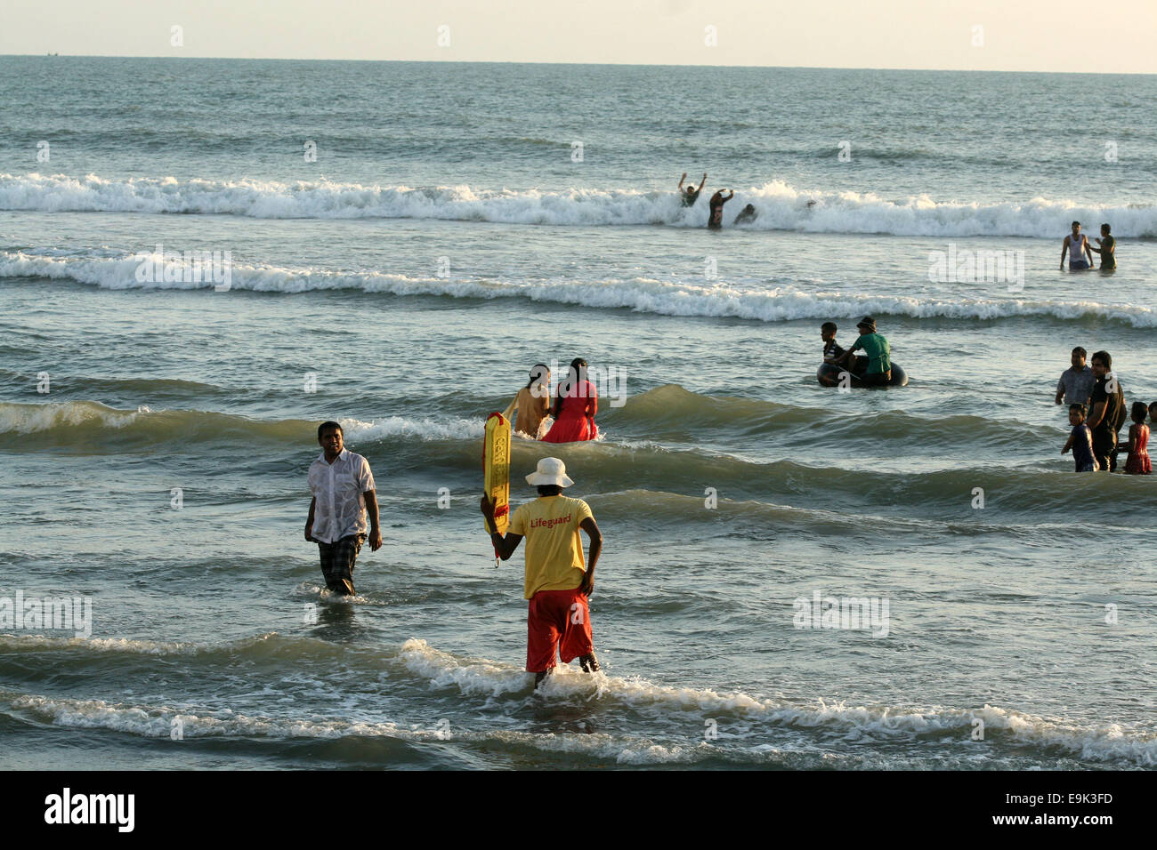 Bangladesch, Cox Bazar 16. Oktober 2014. Menschen versammeln sich am Cox Bazar Strand in Bangladesch. Stockfoto