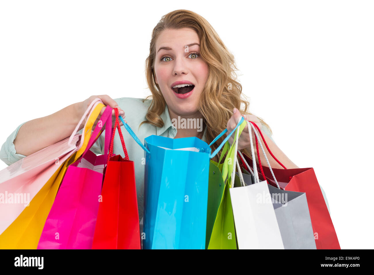 Überwältigt, junge Frau mit Einkaufstüten Stockfoto