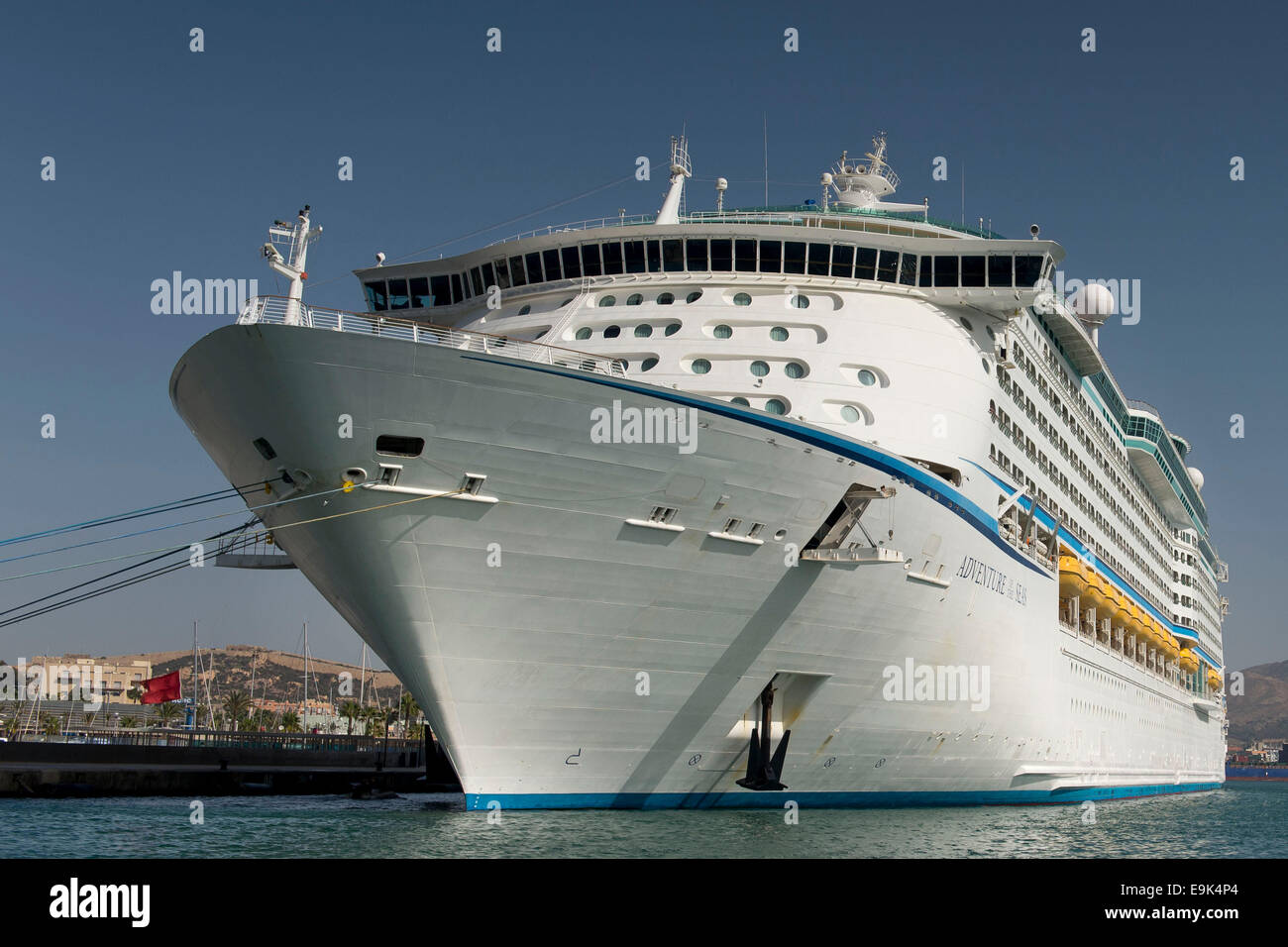 Royal Caribbean Abenteurer der Meere Kreuzfahrtschiff im Hafen von Cartagena in Spanien. Stockfoto