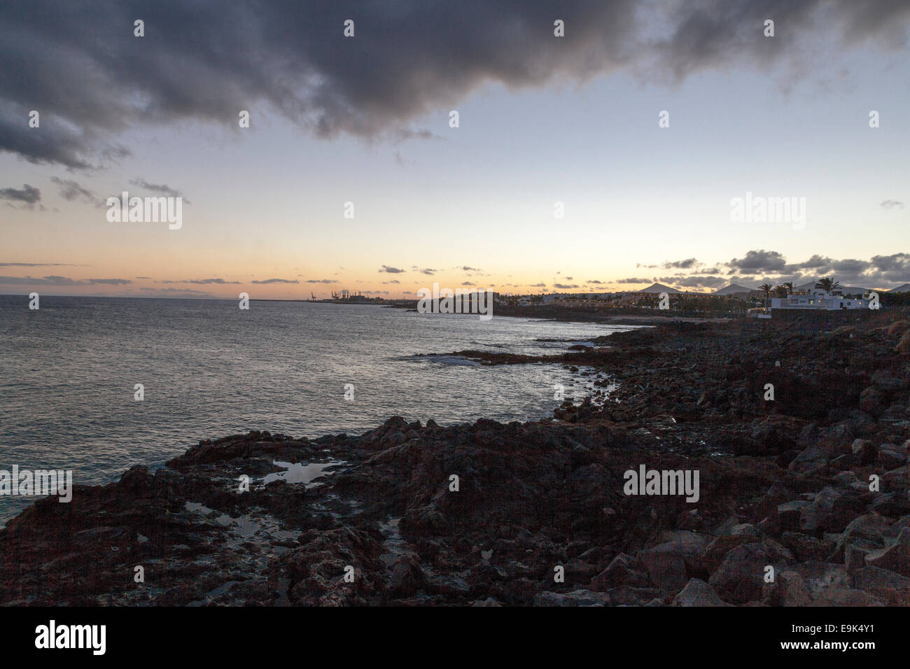 Eine Bucht auf Lanzarote bei Sonnenuntergang Stockfoto