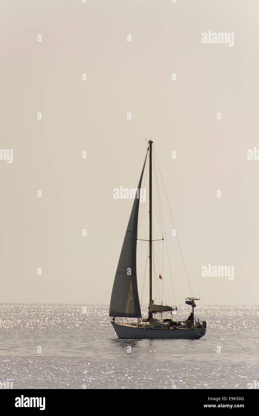 Segelschiff auf hoher See an einem noch ruhigen Tag. Stockfoto