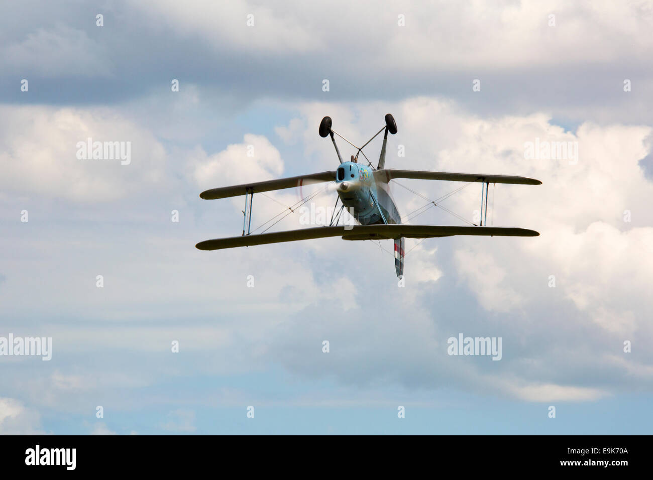 Bücker CASA 131-E3B Jungmann G-BSAJ im Rückenflug über Headcorn Flugplatz Stockfoto