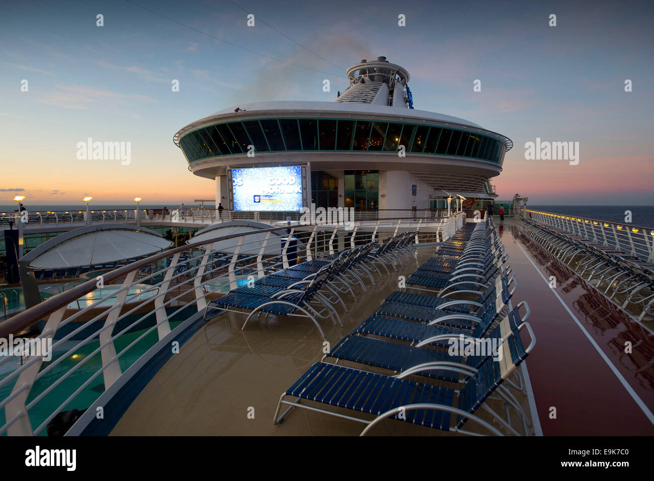 Das Deck der Abenteurer der Meere Kreuzfahrtschiff von Royal Caribbean International betrieben. Stockfoto