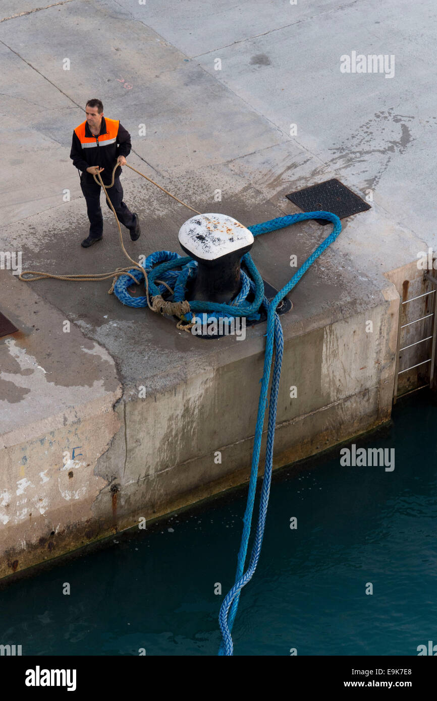 Hafenarbeiter / Schiff Crew Fix Liegeplatz Linien am Hafen dock für ein Kreuzfahrtschiff. Stockfoto