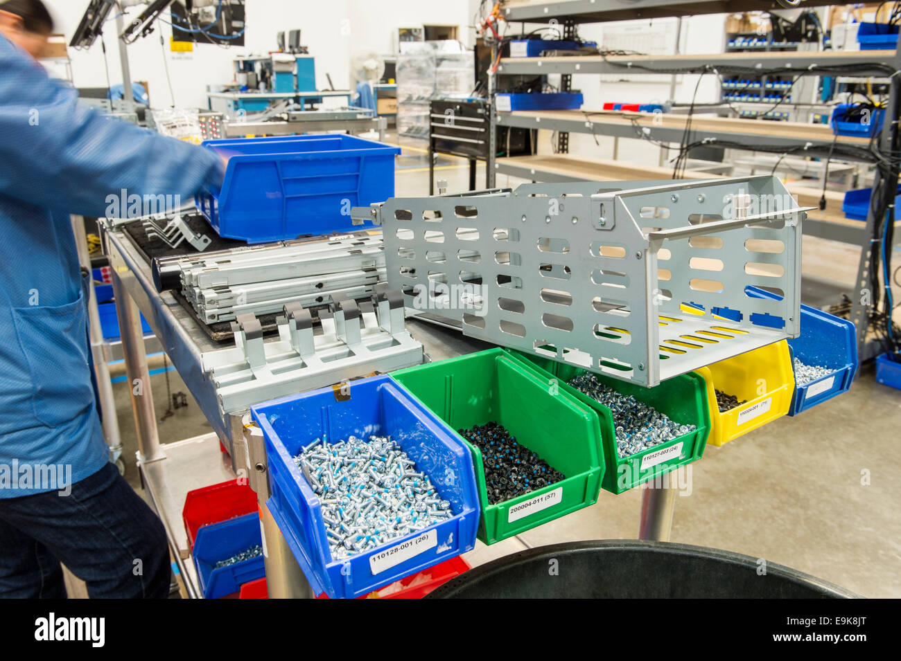 Mittelteil der Ingenieurin in der verarbeitenden Industrie Computer arbeiten Stockfoto
