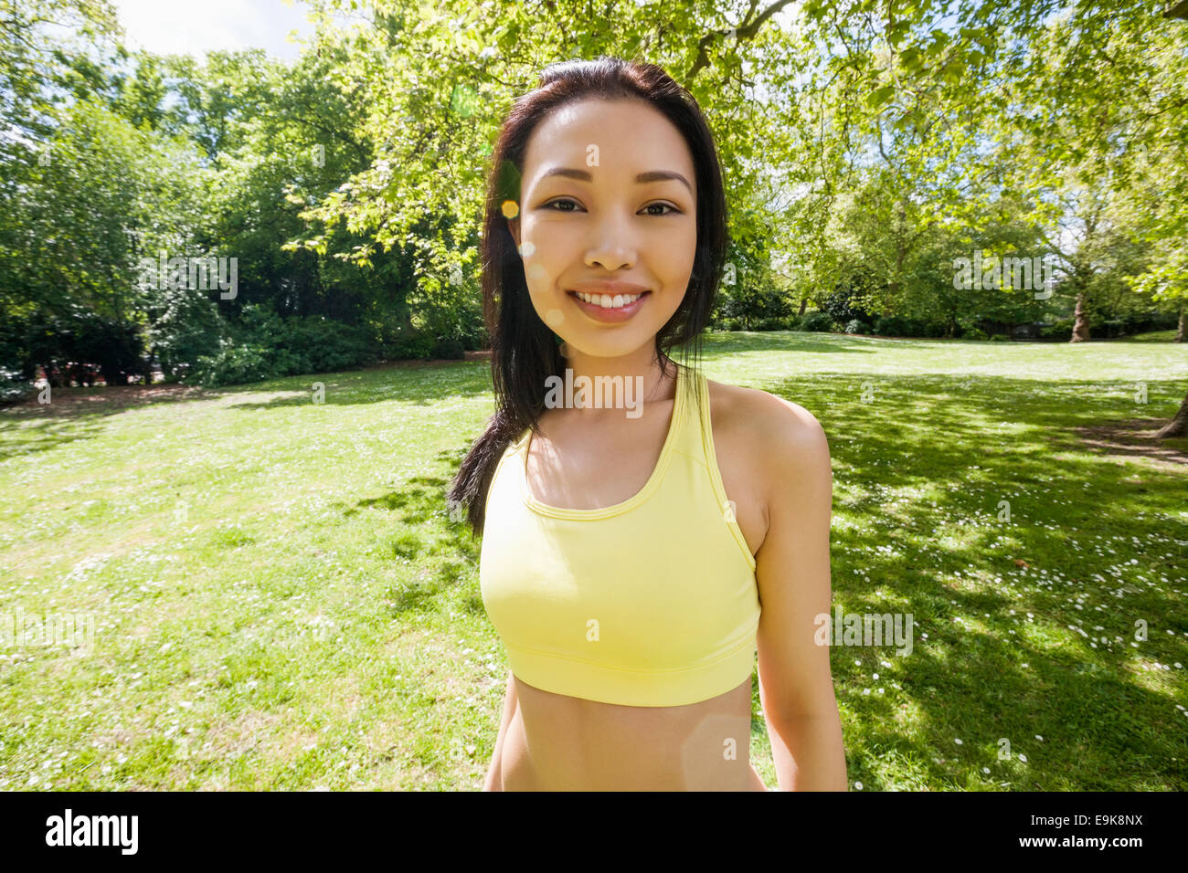 Porträt der selbstbewusste Fit Frau im park Stockfoto