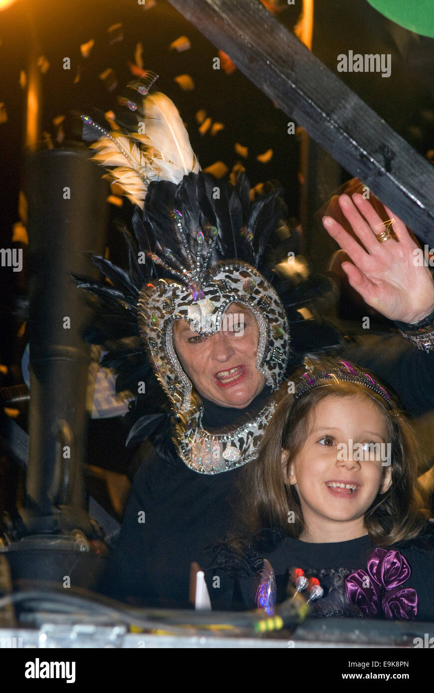 Frau und Kind auf Float bei Liphook Karneval, 25. Oktober 2014, Liphook, Hampshire, UK. Stockfoto