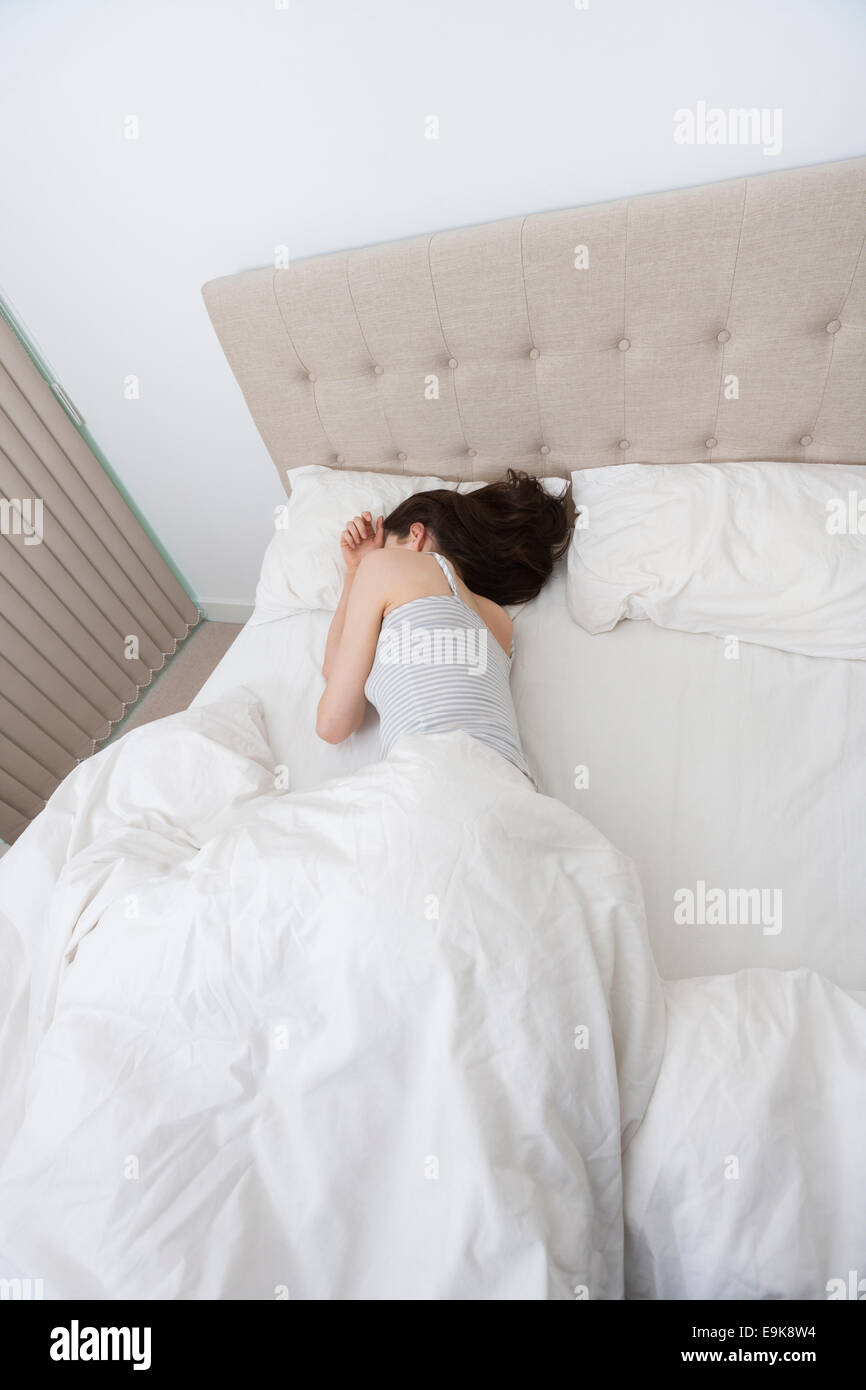 Erhöhte Ansicht von Frau schläft im Bett Stockfoto