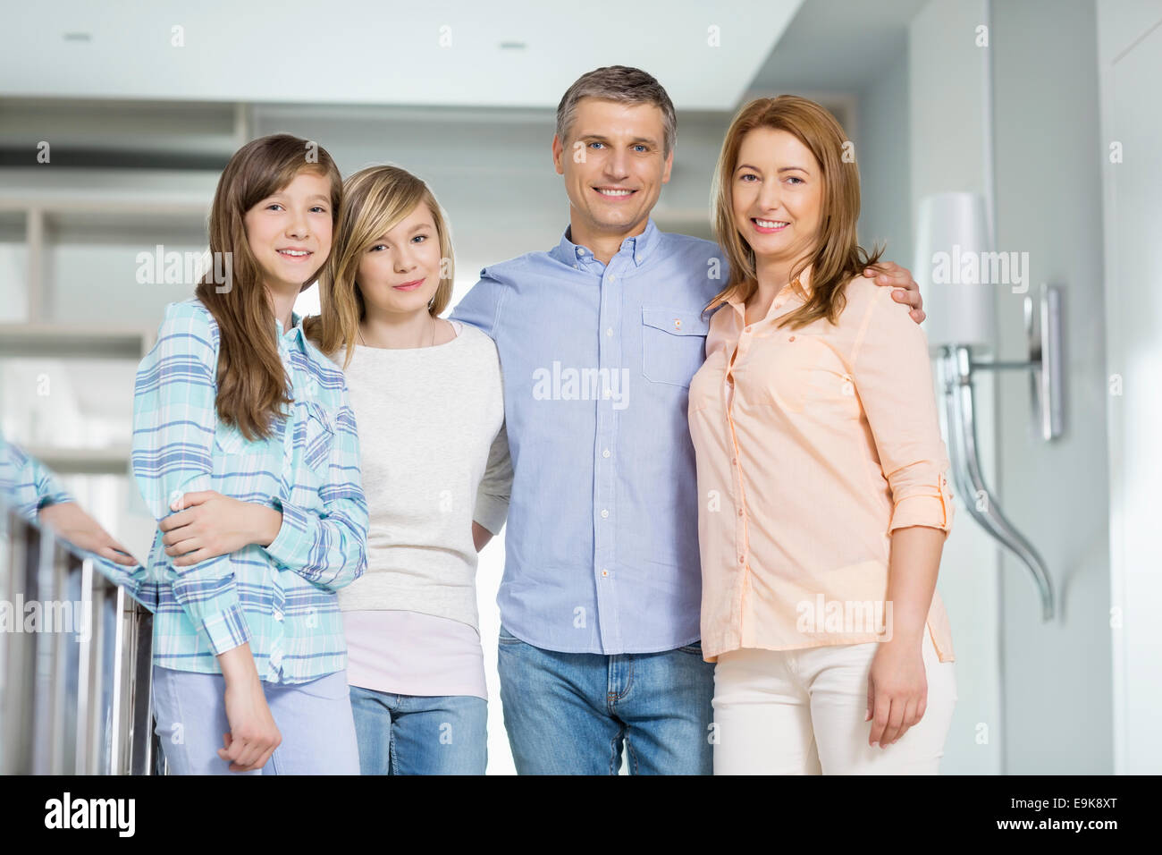 Porträt von glücklichen Eltern mit Töchtern zusammenstehen zu Hause Stockfoto