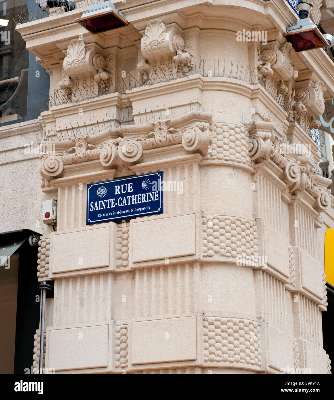 Rue des Saints-Catherine, Straßenschild, Bordeaux, Frankreich - Teil des Camino Santiago-Spaziergang Stockfoto
