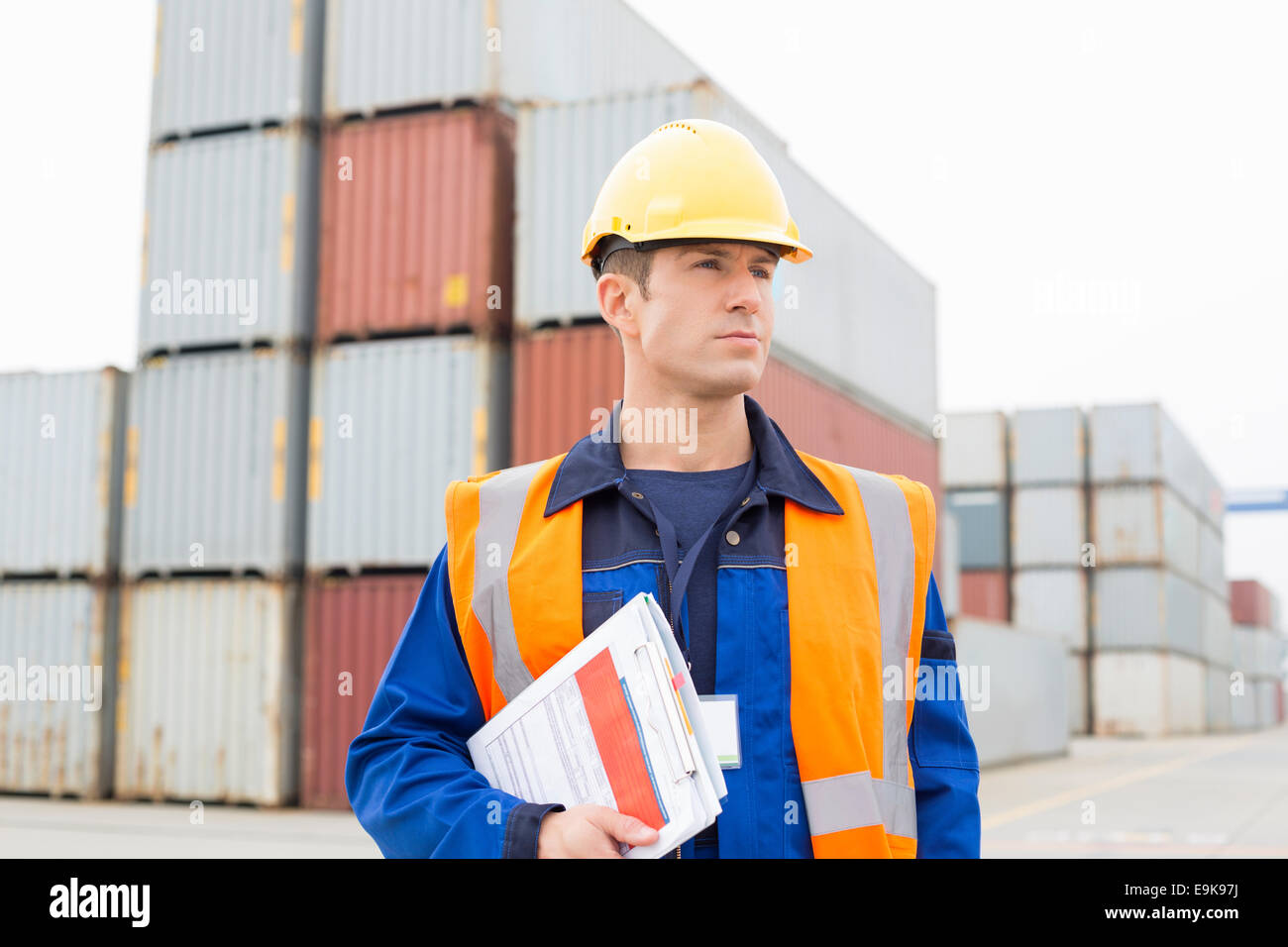Mitte erwachsenen Mann mit Zwischenablage im Frachthafen Stockfoto