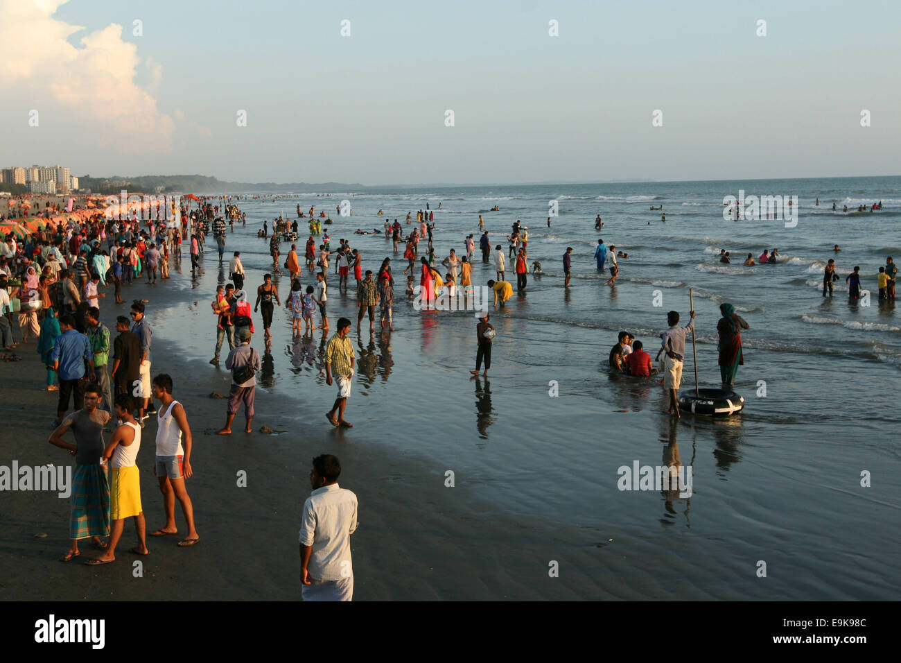Bangladesch, Cox Bazar 16. Oktober 2014. Menschen versammeln sich am Cox Bazar Strand in Bangladesch. Stockfoto