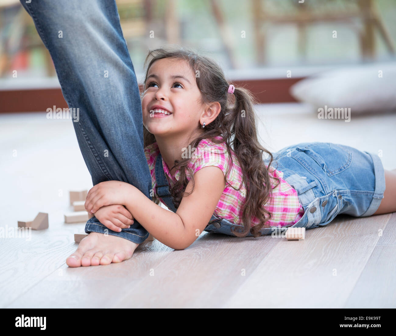 Geringen Teil der Vater ziehen Mädchen auf Parkett Stockfoto